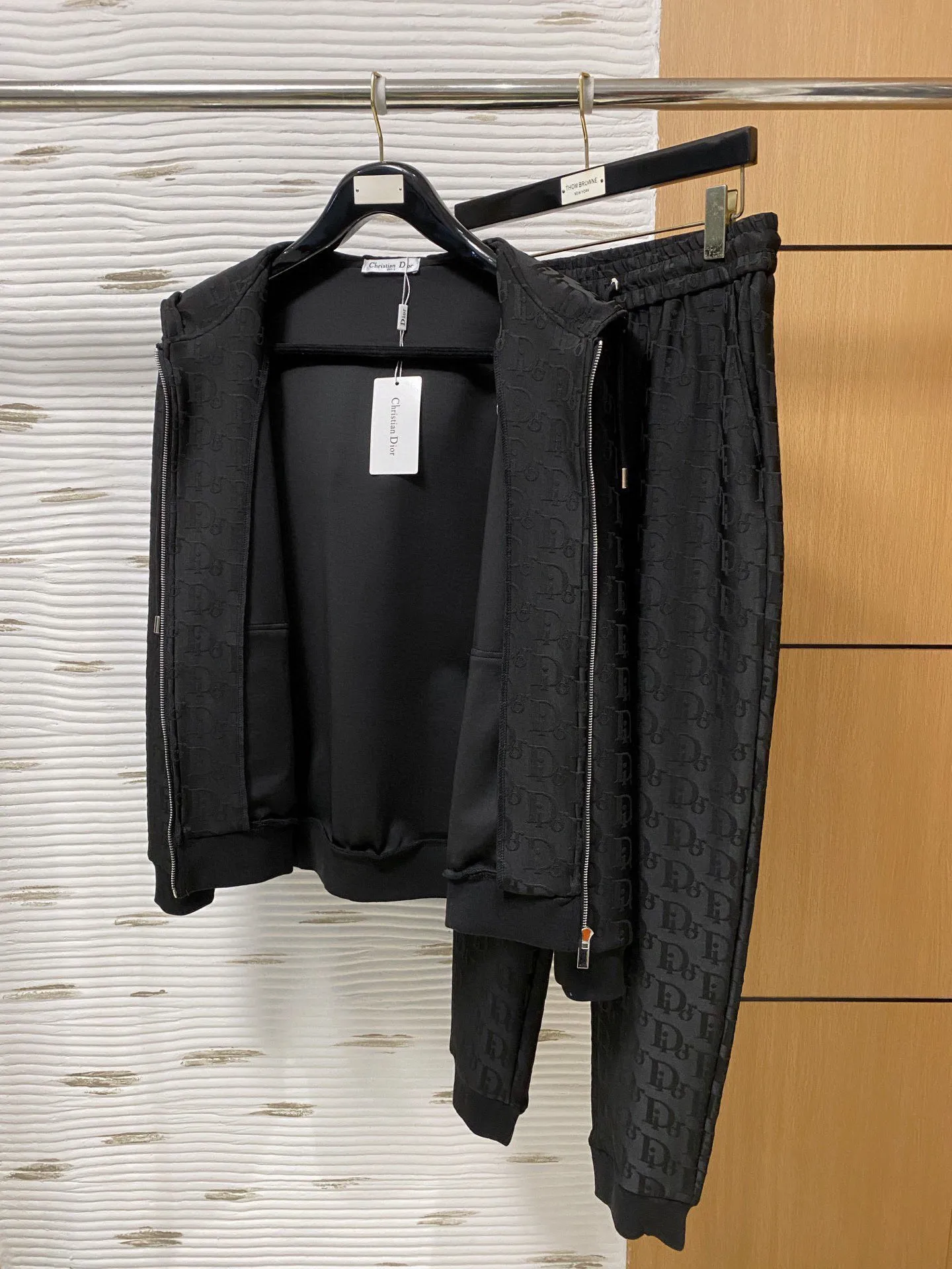 🅿️720 Dior hot-selling suit is coming. Focus on the original version of the official website. 2025 new hot-selling cardigan suit. The original order is the best. 🇭🇰The meticulous work of top designers. It has a fitting and perfect upper body effect. All-natural high-quality Tencel Roman cotton 100%, close-fitting comfort, noble and elegant! Original hardware embodies elegance and nobility! Counter size: M-3XL (maximum wear up to 190 pounds)