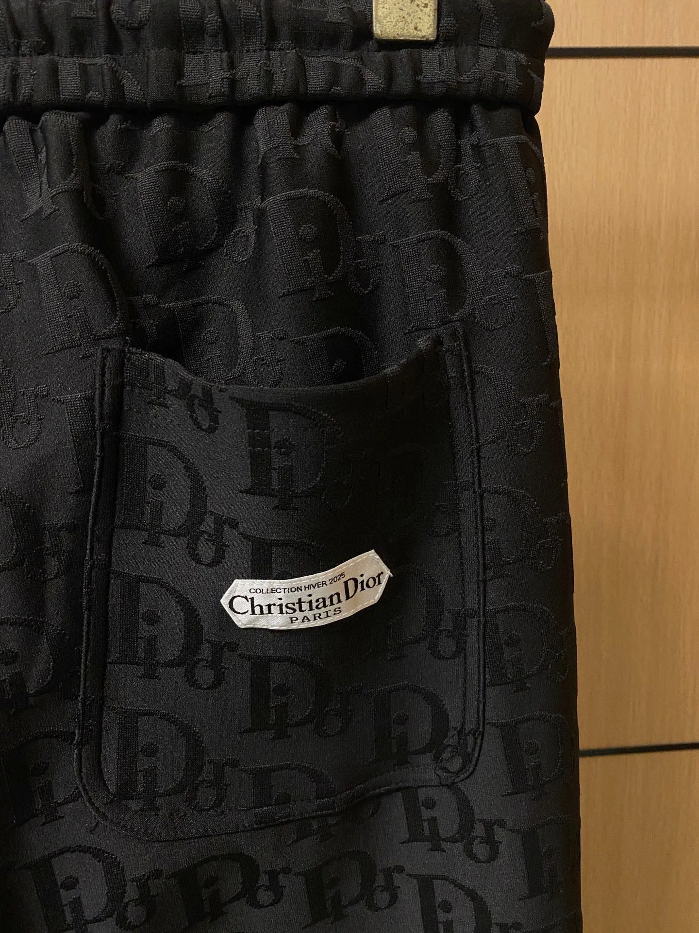 🅿️720 Dior hot-selling suit is coming. Focus on the original version of the official website. 2025 new hot-selling cardigan suit. The original order is the best. 🇭🇰The meticulous work of top designers. It has a fitting and perfect upper body effect. All-natural high-quality Tencel Roman cotton 100%, close-fitting comfort, noble and elegant! Original hardware embodies elegance and nobility! Counter size: M-3XL (maximum wear up to 190 pounds)