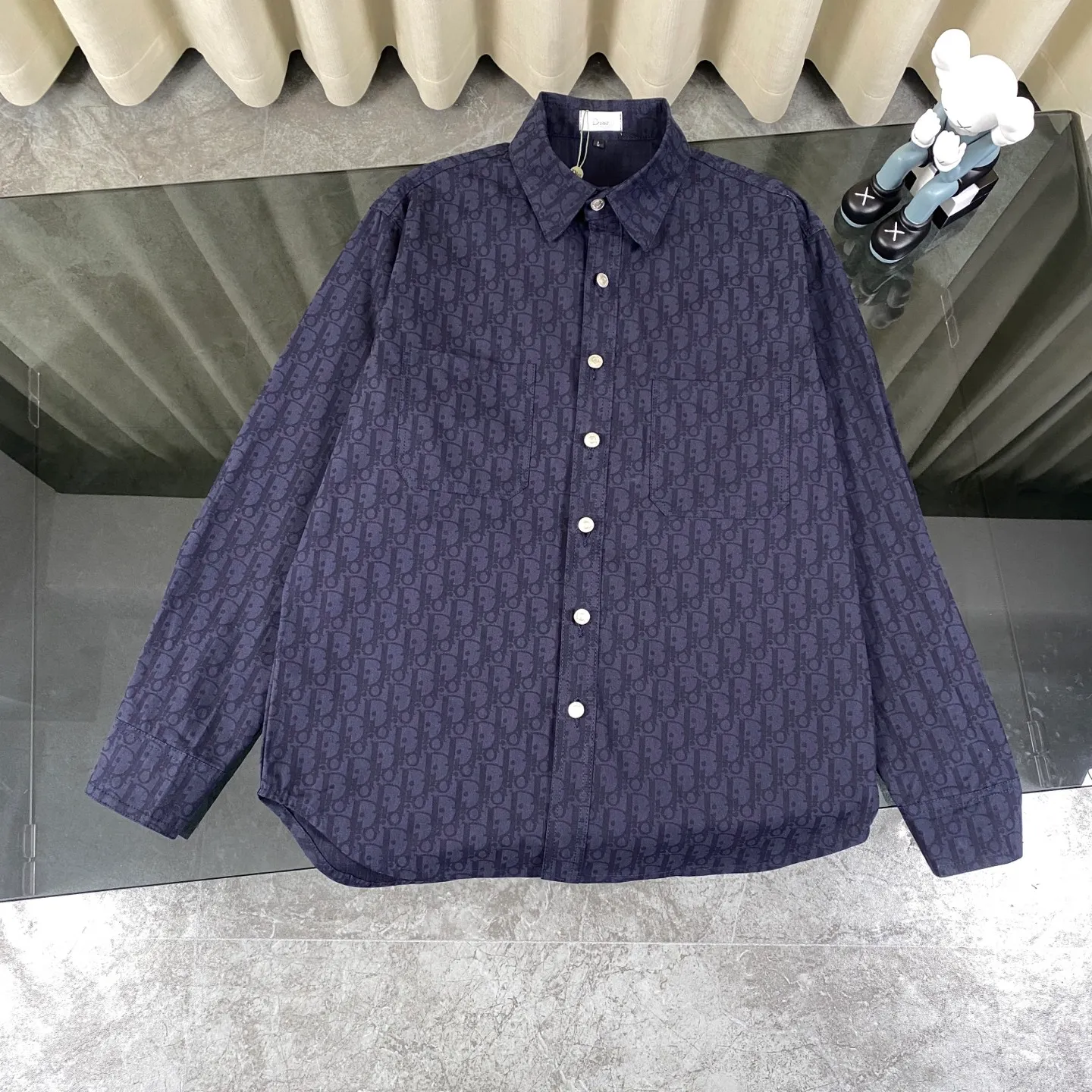 🅿️260 Dior/Dior limited edition full-print horseshoe flower casual shirt jacket, same style for men and women - Purchase the original mold to create, a full set of customized accessories, details determine success or failure.  - Size: M L The entire logo is very smooth and simple. The D letter is perfectly coordinated with every detail in the design. Use the letter D perfectly. The design of all luxury goods is very demanding in the pursuit of details. The combination of the letter D and O in the Dior logo design is a very interesting example. The echo of a semicircle and an ellipse forms a perfect arc - Dior (full name: Christian Dior) is a multinational luxury brand originating from France, synonymous with dazzling haute couture. It was founded in 1946 by French fashion designer Christian Dior and is headquartered in Paris. Mainly engaged in high-end consumer goods such as fashion, jewelry, perfume, cosmetics, children's clothing - Customized all-over printed jacquard fabrics - Customized engraved LOGO buttons - Customized Dior