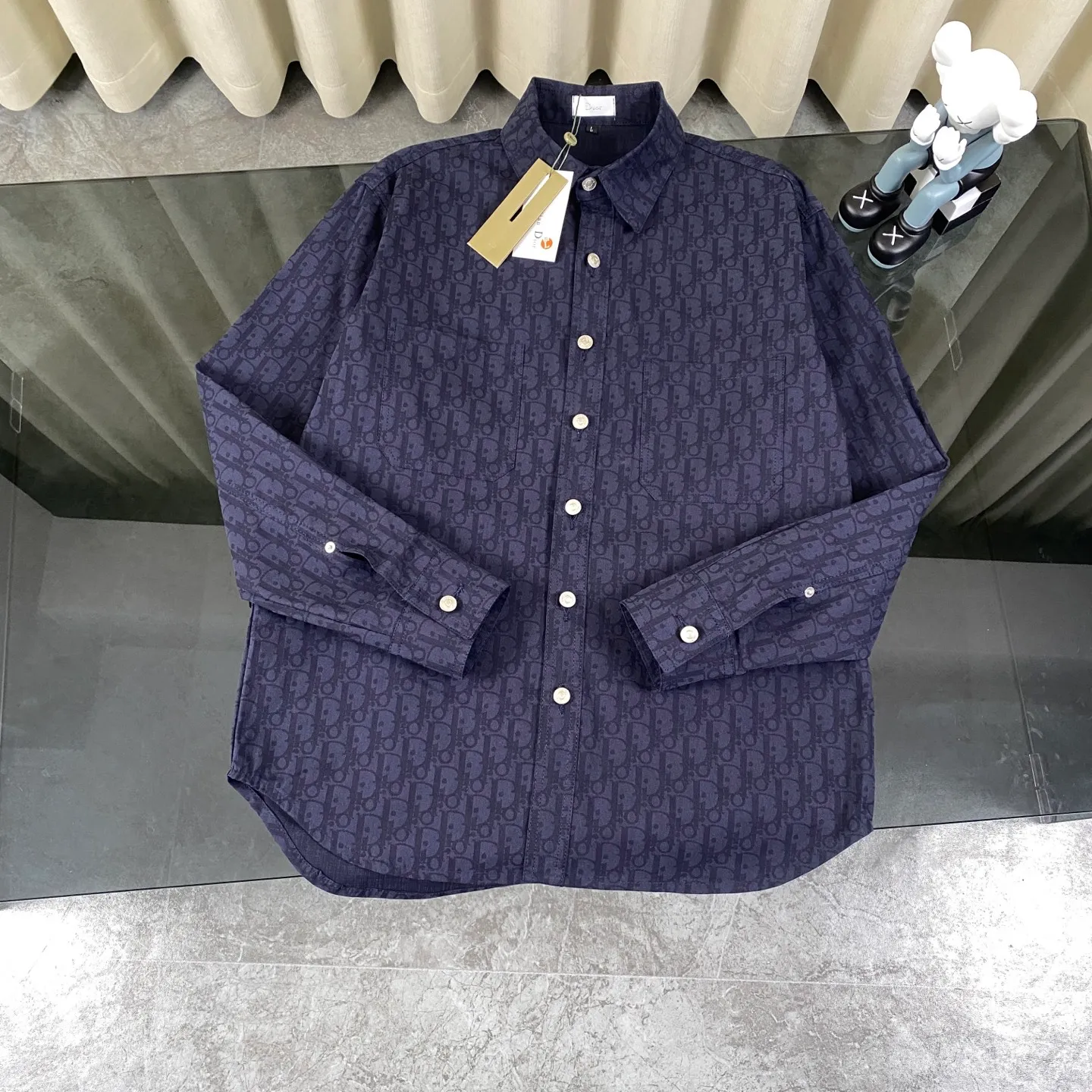 🅿️260 Dior/Dior limited edition full-print horseshoe flower casual shirt jacket, same style for men and women - Purchase the original mold to create, a full set of customized accessories, details determine success or failure.  - Size: M L The entire logo is very smooth and simple. The D letter is perfectly coordinated with every detail in the design. Use the letter D perfectly. The design of all luxury goods is very demanding in the pursuit of details. The combination of the letter D and O in the Dior logo design is a very interesting example. The echo of a semicircle and an ellipse forms a perfect arc - Dior (full name: Christian Dior) is a multinational luxury brand originating from France, synonymous with dazzling haute couture. It was founded in 1946 by French fashion designer Christian Dior and is headquartered in Paris. Mainly engaged in high-end consumer goods such as fashion, jewelry, perfume, cosmetics, children's clothing - Customized all-over printed jacquard fabrics - Customized engraved LOGO buttons - Customized Dior