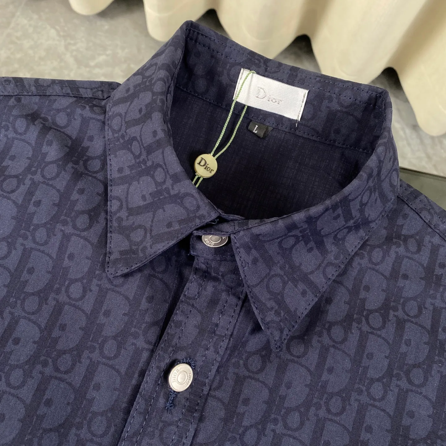 🅿️260 Dior/Dior limited edition full-print horseshoe flower casual shirt jacket, same style for men and women - Purchase the original mold to create, a full set of customized accessories, details determine success or failure.  - Size: M L The entire logo is very smooth and simple. The D letter is perfectly coordinated with every detail in the design. Use the letter D perfectly. The design of all luxury goods is very demanding in the pursuit of details. The combination of the letter D and O in the Dior logo design is a very interesting example. The echo of a semicircle and an ellipse forms a perfect arc - Dior (full name: Christian Dior) is a multinational luxury brand originating from France, synonymous with dazzling haute couture. It was founded in 1946 by French fashion designer Christian Dior and is headquartered in Paris. Mainly engaged in high-end consumer goods such as fashion, jewelry, perfume, cosmetics, children's clothing - Customized all-over printed jacquard fabrics - Customized engraved LOGO buttons - Customized Dior