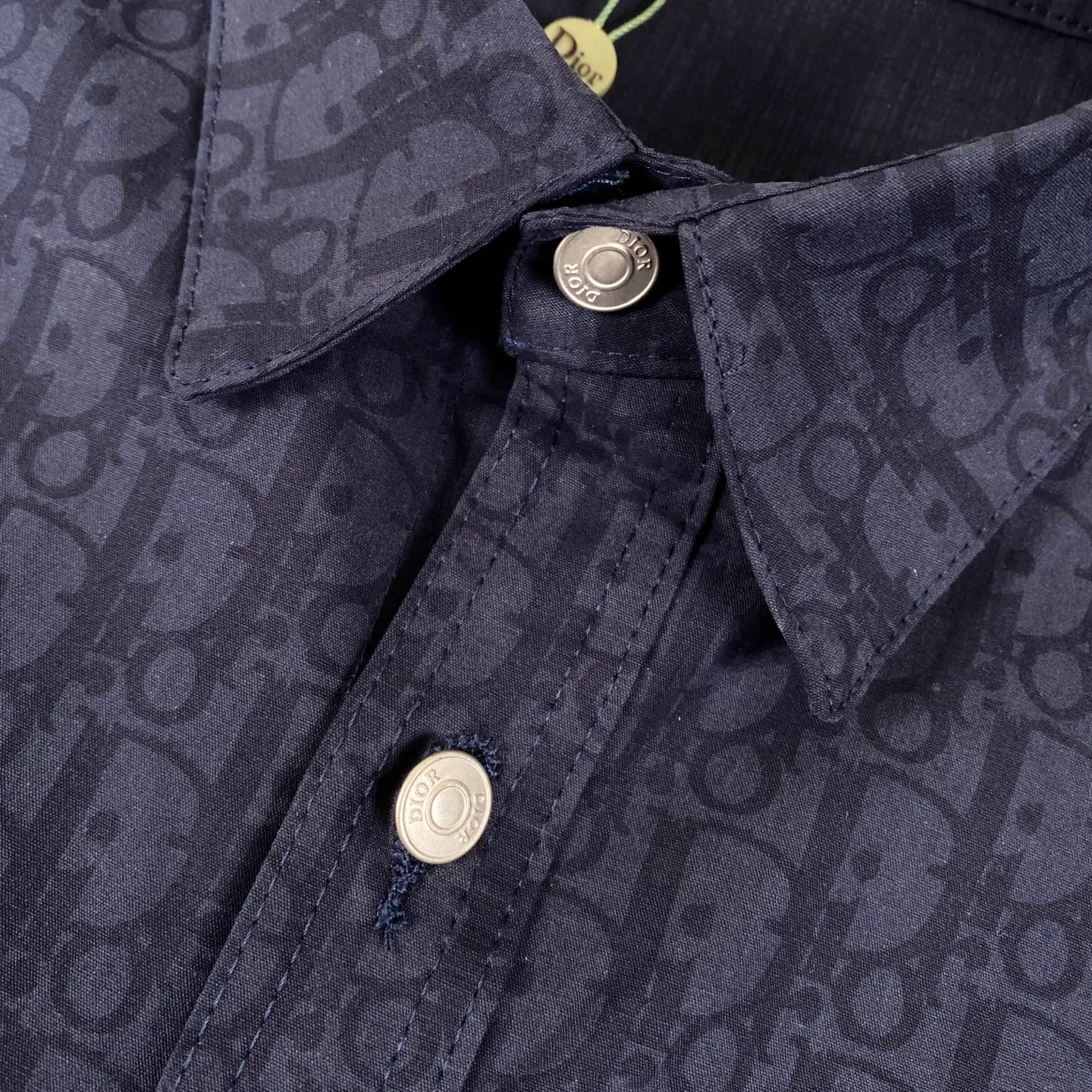 🅿️260 Dior/Dior limited edition full-print horseshoe flower casual shirt jacket, same style for men and women - Purchase the original mold to create, a full set of customized accessories, details determine success or failure.  - Size: M L The entire logo is very smooth and simple. The D letter is perfectly coordinated with every detail in the design. Use the letter D perfectly. The design of all luxury goods is very demanding in the pursuit of details. The combination of the letter D and O in the Dior logo design is a very interesting example. The echo of a semicircle and an ellipse forms a perfect arc - Dior (full name: Christian Dior) is a multinational luxury brand originating from France, synonymous with dazzling haute couture. It was founded in 1946 by French fashion designer Christian Dior and is headquartered in Paris. Mainly engaged in high-end consumer goods such as fashion, jewelry, perfume, cosmetics, children's clothing - Customized all-over printed jacquard fabrics - Customized engraved LOGO buttons - Customized Dior