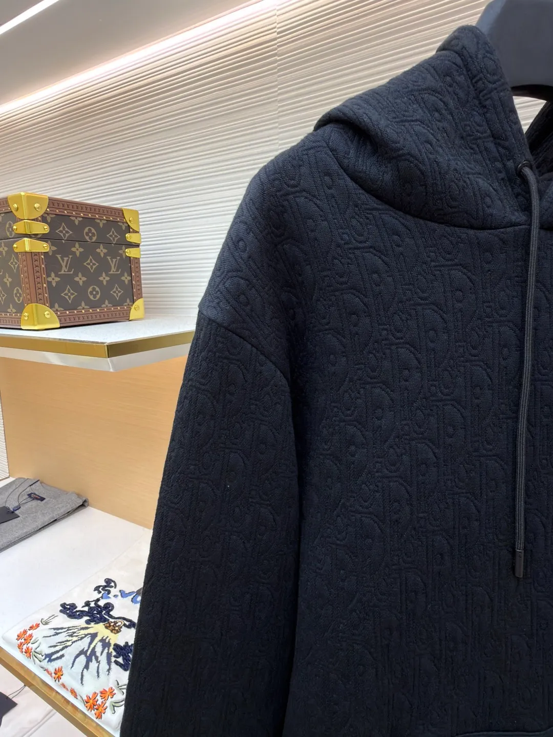 Dior full-width CD jacquard sweatshirt ●Original version: Purchased and developed for 19,000 ●Item number: 1681532-B05 ●Fabric: 100% cotton ●Technology: jacquard production ●Color: black ●Version: Fitted version ●Weight: about 825 grams ●Size: The fabric is precision woven to have both a stiff and soft texture, a delicate surface and is not prone to pilling. The hooded design is equipped with a drawstring, and the tightness can be adjusted freely to enhance practicality and style. The kangaroo pocket on the chest is convenient for storing small items while adding a casual touch. The cuffs and hem are ribbed, which has good elasticity, fits the body shape, and is windproof and warm. The overall cut of the body is smooth and the lines are simple and elegant, making it suitable for daily wear and various occasions. From material selection to production, every process is strictly controlled to ensure quality and comfort, and to present high-end fashionable texture and style. The overall wiring is straight and delicate, the fabric is comfortable and soft, and the color is consistent without color difference. It can be matched with the same style to create a fashionable look and control various occasions. Customized accessories, complete with three standards, same style for men and women!
