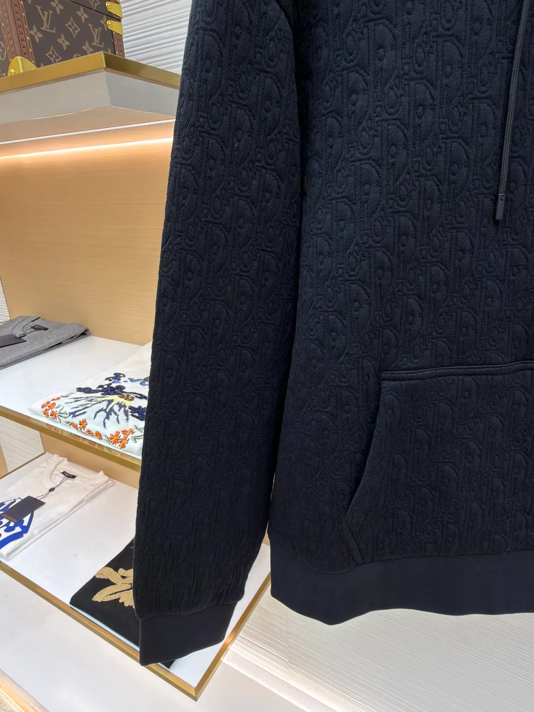 Dior full-width CD jacquard sweatshirt ●Original version: Purchased and developed for 19,000 ●Item number: 1681532-B05 ●Fabric: 100% cotton ●Technology: jacquard production ●Color: black ●Version: Fitted version ●Weight: about 825 grams ●Size: The fabric is precision woven to have both a stiff and soft texture, a delicate surface and is not prone to pilling. The hooded design is equipped with a drawstring, and the tightness can be adjusted freely to enhance practicality and style. The kangaroo pocket on the chest is convenient for storing small items while adding a casual touch. The cuffs and hem are ribbed, which has good elasticity, fits the body shape, and is windproof and warm. The overall cut of the body is smooth and the lines are simple and elegant, making it suitable for daily wear and various occasions. From material selection to production, every process is strictly controlled to ensure quality and comfort, and to present high-end fashionable texture and style. The overall wiring is straight and delicate, the fabric is comfortable and soft, and the color is consistent without color difference. It can be matched with the same style to create a fashionable look and control various occasions. Customized accessories, complete with three standards, same style for men and women!