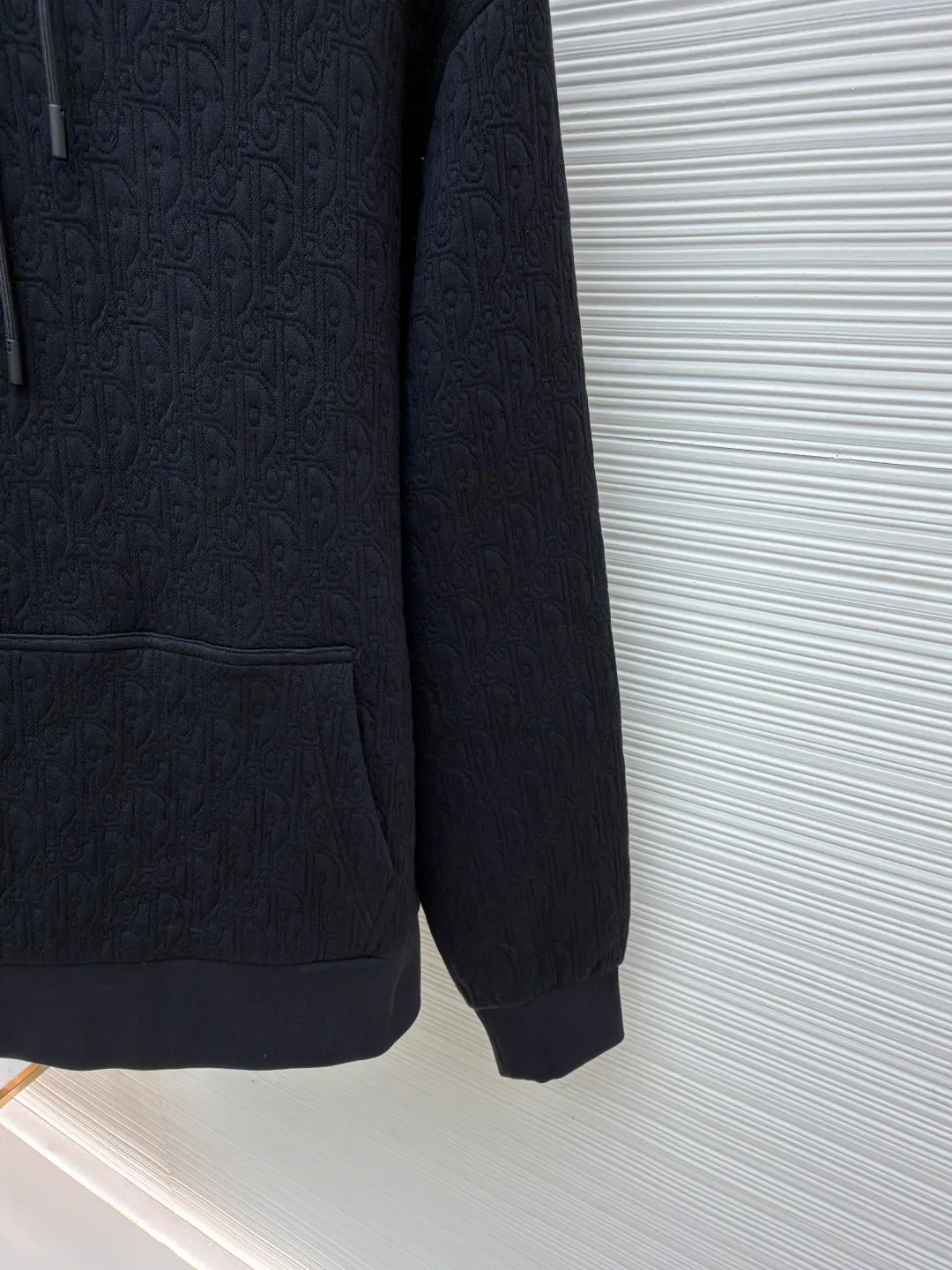 Dior full-width CD jacquard sweatshirt ●Original version: Purchased and developed for 19,000 ●Item number: 1681532-B05 ●Fabric: 100% cotton ●Technology: jacquard production ●Color: black ●Version: Fitted version ●Weight: about 825 grams ●Size: The fabric is precision woven to have both a stiff and soft texture, a delicate surface and is not prone to pilling. The hooded design is equipped with a drawstring, and the tightness can be adjusted freely to enhance practicality and style. The kangaroo pocket on the chest is convenient for storing small items while adding a casual touch. The cuffs and hem are ribbed, which has good elasticity, fits the body shape, and is windproof and warm. The overall cut of the body is smooth and the lines are simple and elegant, making it suitable for daily wear and various occasions. From material selection to production, every process is strictly controlled to ensure quality and comfort, and to present high-end fashionable texture and style. The overall wiring is straight and delicate, the fabric is comfortable and soft, and the color is consistent without color difference. It can be matched with the same style to create a fashionable look and control various occasions. Customized accessories, complete with three standards, same style for men and women!