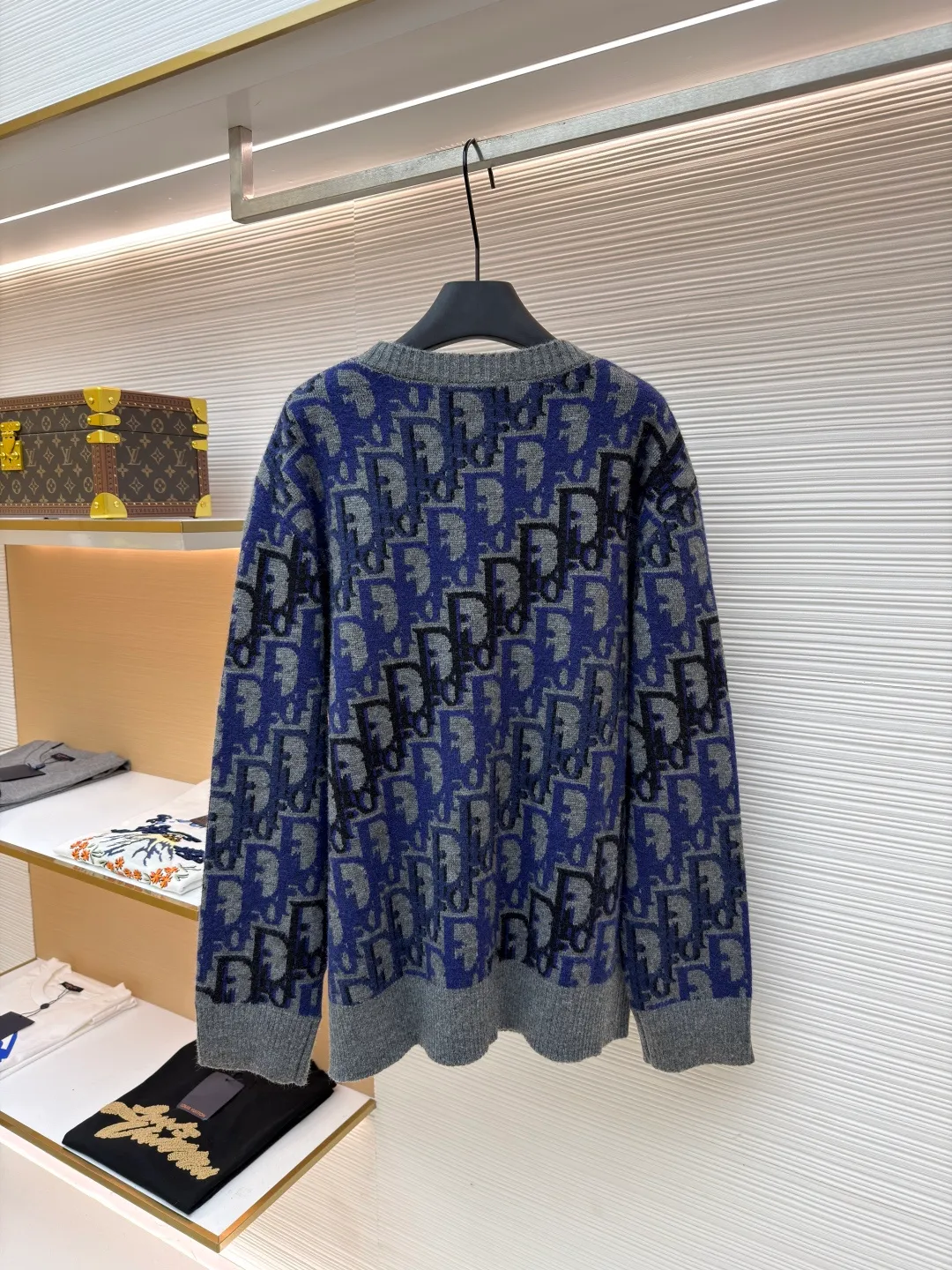 Dior Oblique pattern sweater ●Original version: purchased and developed for 15,000 ●Item number: 1681348-A95 ●Fabric: wool blended fabric ●Technology: knitting ●Color: blue, gray and black ●Version: fitted version ●Weight: about 635 grams ●Size: XS-S-M-L ●Description: Dior Oblique pattern sweater, cashmere mixed with mulberry silk material, soft and warm, super comfortable to wear in autumn and winter! Classic Oblique lettering, monogram pattern, blue gray + light blue color, low-key and recognizable, round collar design, versatile and easy to use for daily commuting or leisure. Full of brand feel. It looks great with trousers or jeans. It is practical and stylish. It is a must-have item in the wardrobe! The overall line is straight and delicate, the fabric is comfortable and soft, and the color is consistent with no color difference. It can be matched with the same style to create a fashionable look and control various occasions. Customized accessories, complete with three standards, the same style for men and women!