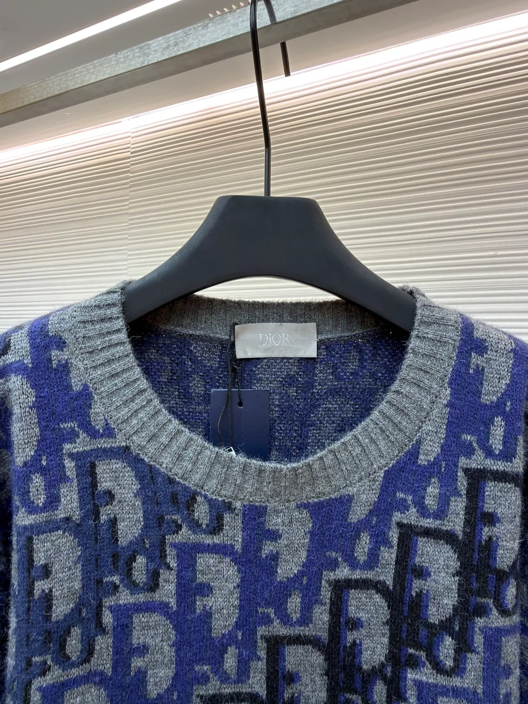 Dior Oblique pattern sweater ●Original version: purchased and developed for 15,000 ●Item number: 1681348-A95 ●Fabric: wool blended fabric ●Technology: knitting ●Color: blue, gray and black ●Version: fitted version ●Weight: about 635 grams ●Size: XS-S-M-L ●Description: Dior Oblique pattern sweater, cashmere mixed with mulberry silk material, soft and warm, super comfortable to wear in autumn and winter! Classic Oblique lettering, monogram pattern, blue gray + light blue color, low-key and recognizable, round collar design, versatile and easy to use for daily commuting or leisure. Full of brand feel. It looks great with trousers or jeans. It is practical and stylish. It is a must-have item in the wardrobe! The overall line is straight and delicate, the fabric is comfortable and soft, and the color is consistent with no color difference. It can be matched with the same style to create a fashionable look and control various occasions. Customized accessories, complete with three standards, the same style for men and women!