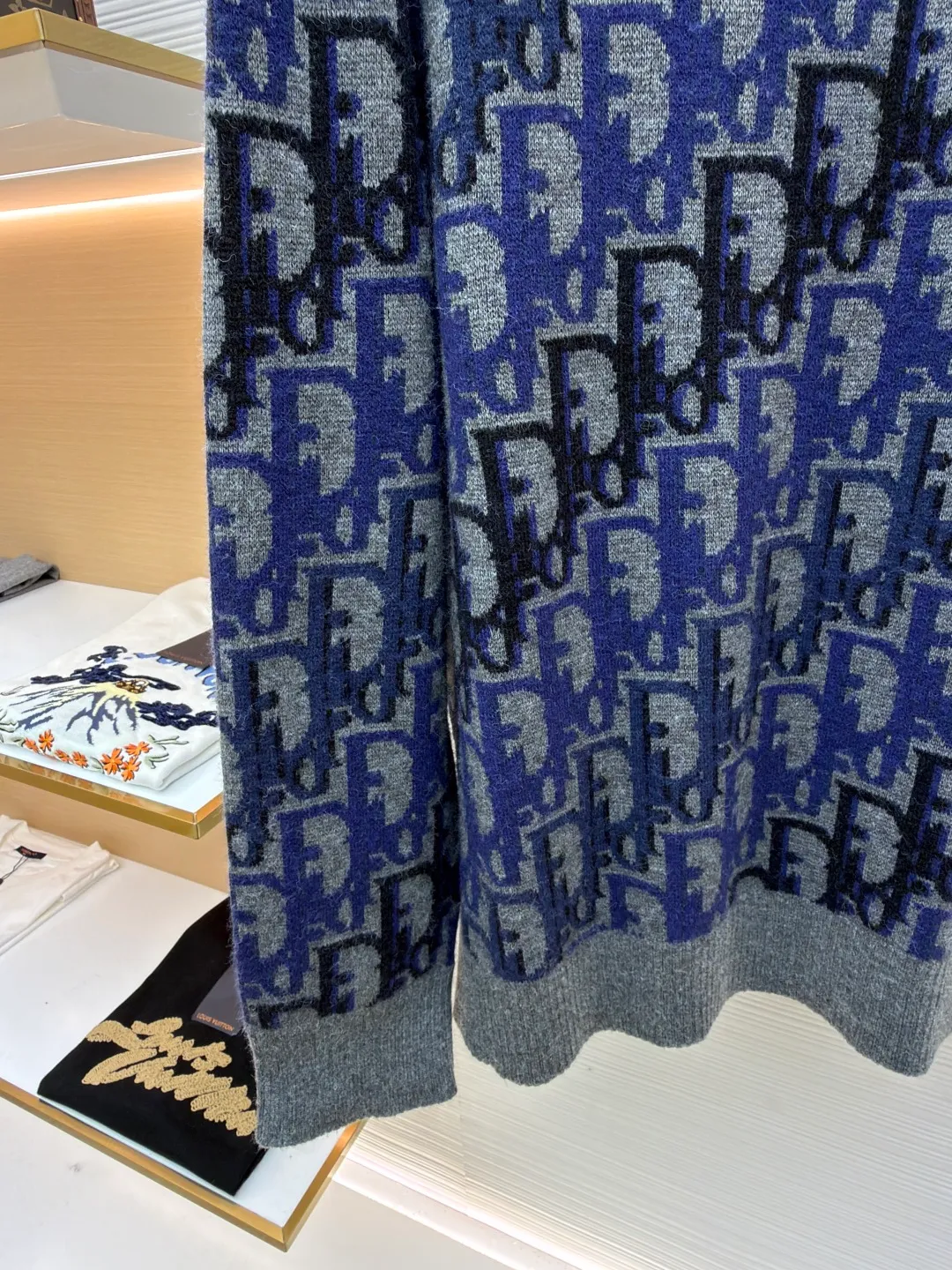 Dior Oblique pattern sweater ●Original version: purchased and developed for 15,000 ●Item number: 1681348-A95 ●Fabric: wool blended fabric ●Technology: knitting ●Color: blue, gray and black ●Version: fitted version ●Weight: about 635 grams ●Size: XS-S-M-L ●Description: Dior Oblique pattern sweater, cashmere mixed with mulberry silk material, soft and warm, super comfortable to wear in autumn and winter! Classic Oblique lettering, monogram pattern, blue gray + light blue color, low-key and recognizable, round collar design, versatile and easy to use for daily commuting or leisure. Full of brand feel. It looks great with trousers or jeans. It is practical and stylish. It is a must-have item in the wardrobe! The overall line is straight and delicate, the fabric is comfortable and soft, and the color is consistent with no color difference. It can be matched with the same style to create a fashionable look and control various occasions. Customized accessories, complete with three standards, the same style for men and women!