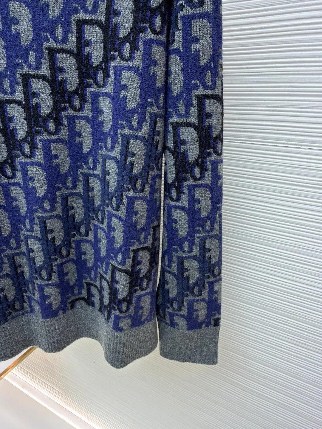 Dior Oblique pattern sweater ●Original version: purchased and developed for 15,000 ●Item number: 1681348-A95 ●Fabric: wool blended fabric ●Technology: knitting ●Color: blue, gray and black ●Version: fitted version ●Weight: about 635 grams ●Size: XS-S-M-L ●Description: Dior Oblique pattern sweater, cashmere mixed with mulberry silk material, soft and warm, super comfortable to wear in autumn and winter! Classic Oblique lettering, monogram pattern, blue gray + light blue color, low-key and recognizable, round collar design, versatile and easy to use for daily commuting or leisure. Full of brand feel. It looks great with trousers or jeans. It is practical and stylish. It is a must-have item in the wardrobe! The overall line is straight and delicate, the fabric is comfortable and soft, and the color is consistent with no color difference. It can be matched with the same style to create a fashionable look and control various occasions. Customized accessories, complete with three standards, the same style for men and women!