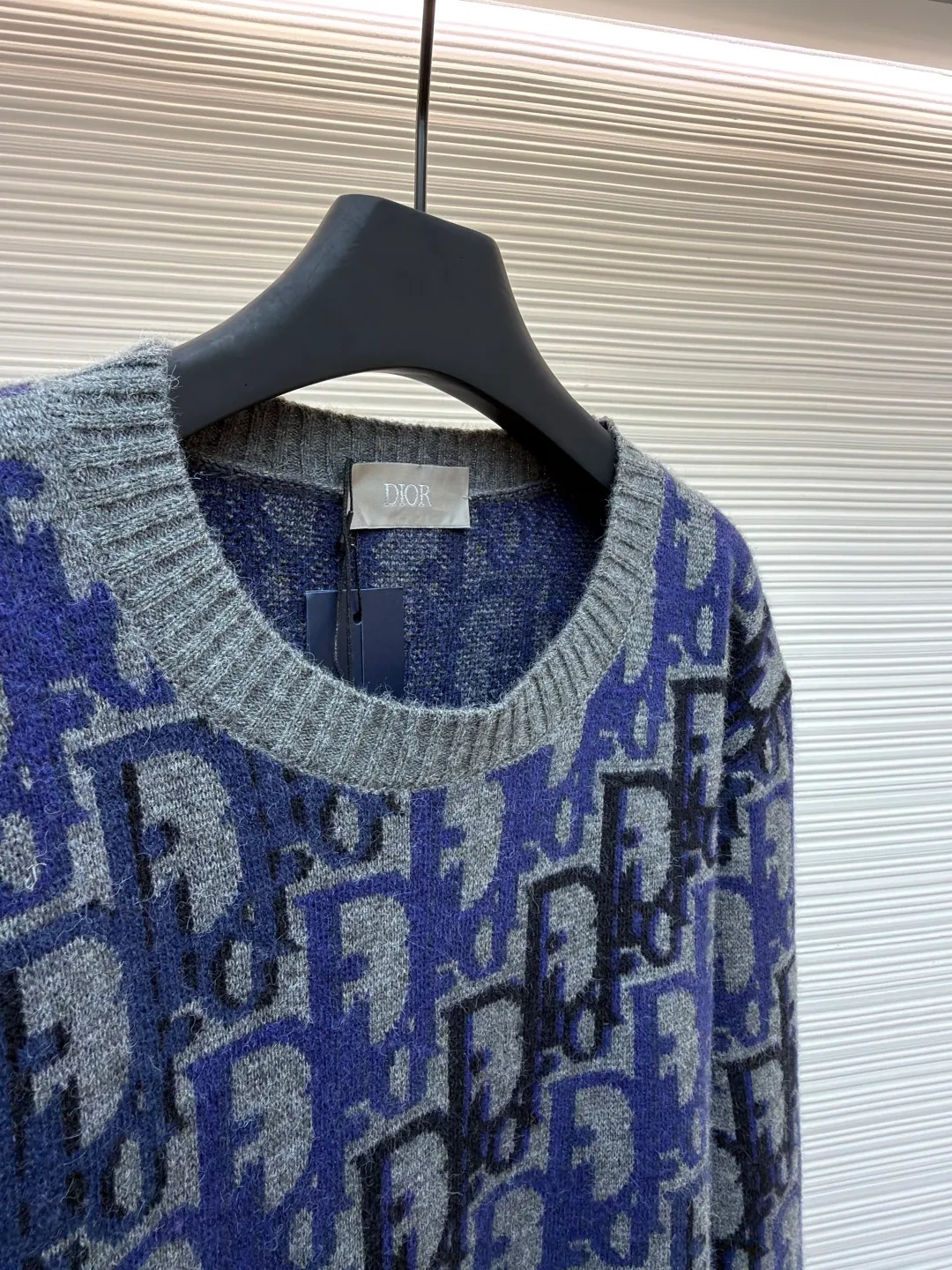 Dior Oblique pattern sweater ●Original version: purchased and developed for 15,000 ●Item number: 1681348-A95 ●Fabric: wool blended fabric ●Technology: knitting ●Color: blue, gray and black ●Version: fitted version ●Weight: about 635 grams ●Size: XS-S-M-L ●Description: Dior Oblique pattern sweater, cashmere mixed with mulberry silk material, soft and warm, super comfortable to wear in autumn and winter! Classic Oblique lettering, monogram pattern, blue gray + light blue color, low-key and recognizable, round collar design, versatile and easy to use for daily commuting or leisure. Full of brand feel. It looks great with trousers or jeans. It is practical and stylish. It is a must-have item in the wardrobe! The overall line is straight and delicate, the fabric is comfortable and soft, and the color is consistent with no color difference. It can be matched with the same style to create a fashionable look and control various occasions. Customized accessories, complete with three standards, the same style for men and women!