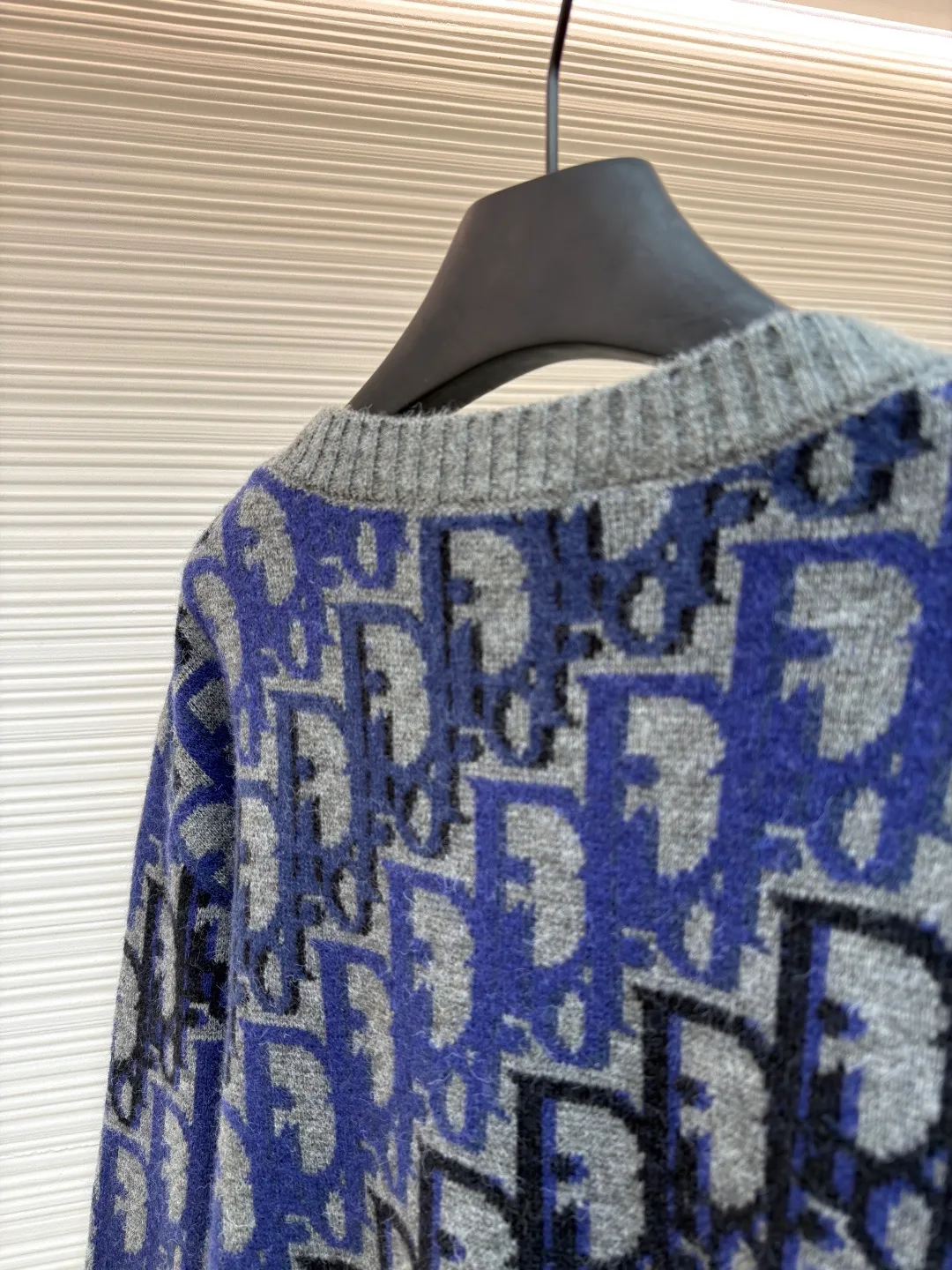 Dior Oblique pattern sweater ●Original version: purchased and developed for 15,000 ●Item number: 1681348-A95 ●Fabric: wool blended fabric ●Technology: knitting ●Color: blue, gray and black ●Version: fitted version ●Weight: about 635 grams ●Size: XS-S-M-L ●Description: Dior Oblique pattern sweater, cashmere mixed with mulberry silk material, soft and warm, super comfortable to wear in autumn and winter! Classic Oblique lettering, monogram pattern, blue gray + light blue color, low-key and recognizable, round collar design, versatile and easy to use for daily commuting or leisure. Full of brand feel. It looks great with trousers or jeans. It is practical and stylish. It is a must-have item in the wardrobe! The overall line is straight and delicate, the fabric is comfortable and soft, and the color is consistent with no color difference. It can be matched with the same style to create a fashionable look and control various occasions. Customized accessories, complete with three standards, the same style for men and women!