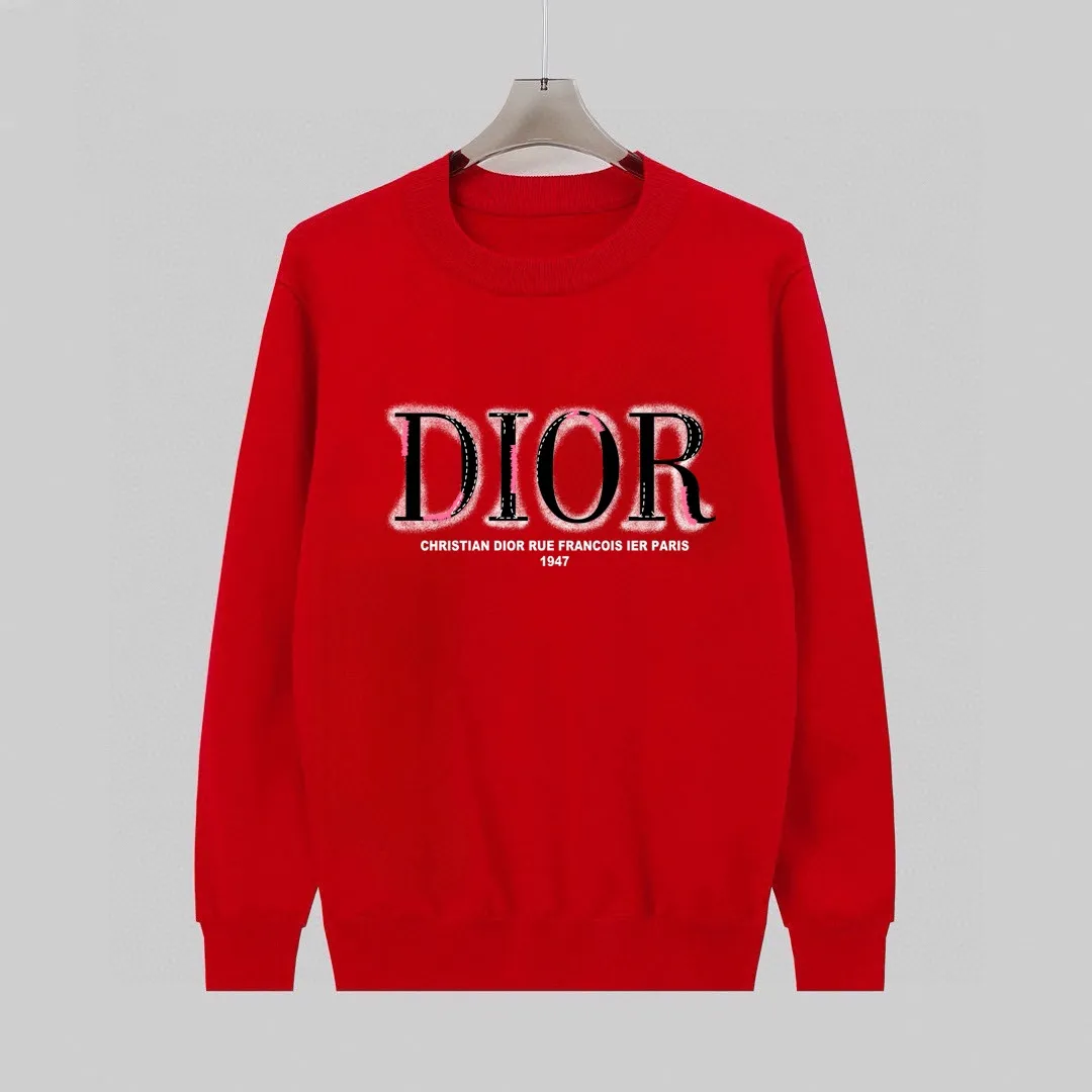 🅿️240 【DIOR】Autumn and winter classic round neck pullover sweater, in full condition! ! ! Wool blended fabric, the latest model in 2025, golden ratio! ! Slim-fitting soft gold, versatile and practical item, the combination and practicality are extremely powerful, simple and elegant, and classy! To create your own style, it is highly recommended to buy it in two colors. The standard slim fit tailoring process is suitable for both young and old men. It is knitted from wool and will not cause any discomfort! While keeping warm, it is stylish, textured and wearable, and the classic logo with contrasting colors on the chest feels in place! ! Recommended for regular customers! ! Size M-3XL (maximum wear: 190 pounds)