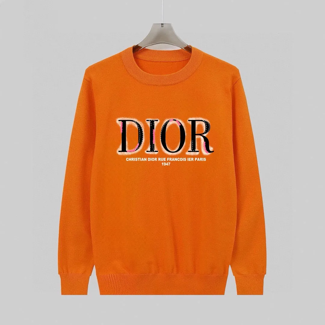 🅿️240 【DIOR】Autumn and winter classic round neck pullover sweater, in full condition! ! ! Wool blended fabric, the latest model in 2025, golden ratio! ! Slim-fitting soft gold, versatile and practical item, the combination and practicality are extremely powerful, simple and elegant, and classy! To create your own style, it is highly recommended to buy it in two colors. The standard slim fit tailoring process is suitable for both young and old men. It is knitted from wool and will not cause any discomfort! While keeping warm, it is stylish, textured and wearable, and the classic logo with contrasting colors on the chest feels in place! ! Recommended for regular customers! ! Size M-3XL (maximum wear: 190 pounds)