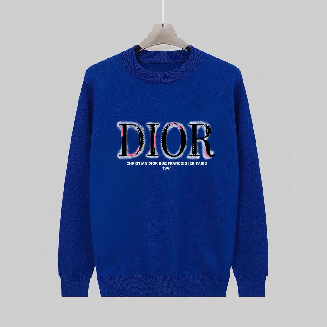 🅿️240 【DIOR】Autumn and winter classic round neck pullover sweater, in full condition! ! ! Wool blended fabric, the latest model in 2025, golden ratio! ! Slim-fitting soft gold, versatile and practical item, the combination and practicality are extremely powerful, simple and elegant, and classy! To create your own style, it is highly recommended to buy it in two colors. The standard slim fit tailoring process is suitable for both young and old men. It is knitted from wool and will not cause any discomfort! While keeping warm, it is stylish, textured and wearable, and the classic logo with contrasting colors on the chest feels in place! ! Recommended for regular customers! ! Size M-3XL (maximum wear: 190 pounds)