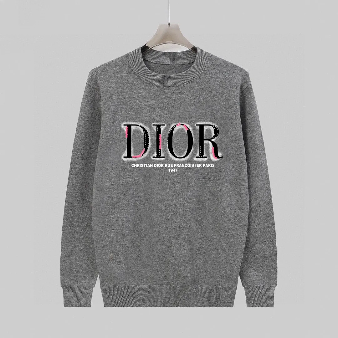 🅿️240 【DIOR】Autumn and winter classic round neck pullover sweater, in full condition! ! ! Wool blended fabric, the latest model in 2025, golden ratio! ! Slim-fitting soft gold, versatile and practical item, the combination and practicality are extremely powerful, simple and elegant, and classy! To create your own style, it is highly recommended to buy it in two colors. The standard slim fit tailoring process is suitable for both young and old men. It is knitted from wool and will not cause any discomfort! While keeping warm, it is stylish, textured and wearable, and the classic logo with contrasting colors on the chest feels in place! ! Recommended for regular customers! ! Size M-3XL (maximum wear: 190 pounds)