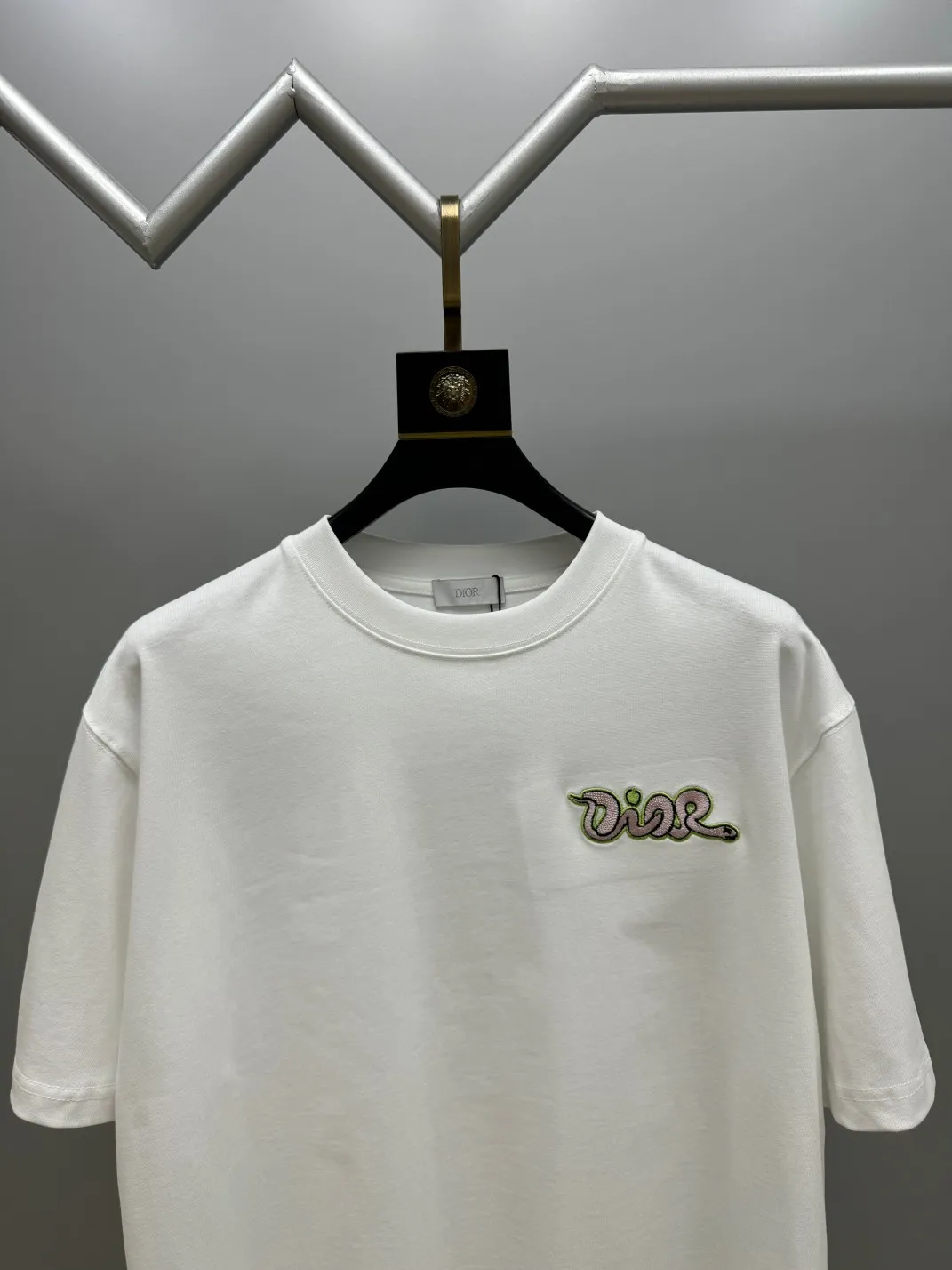 🅿️220 (top version, different currency) will not be taken off the shelves all year round, sell with confidence Style: Dior/DIO.R short-sleeved T-shirt Fabric: 300g heavy double yarn 100% cotton Rib: 320g heavy Sorona 1*1 trendy brand Craftsmanship: imported machine embroidered logo Color: white Imperial green Size: XS S M L No gender distinction, same style for men and women