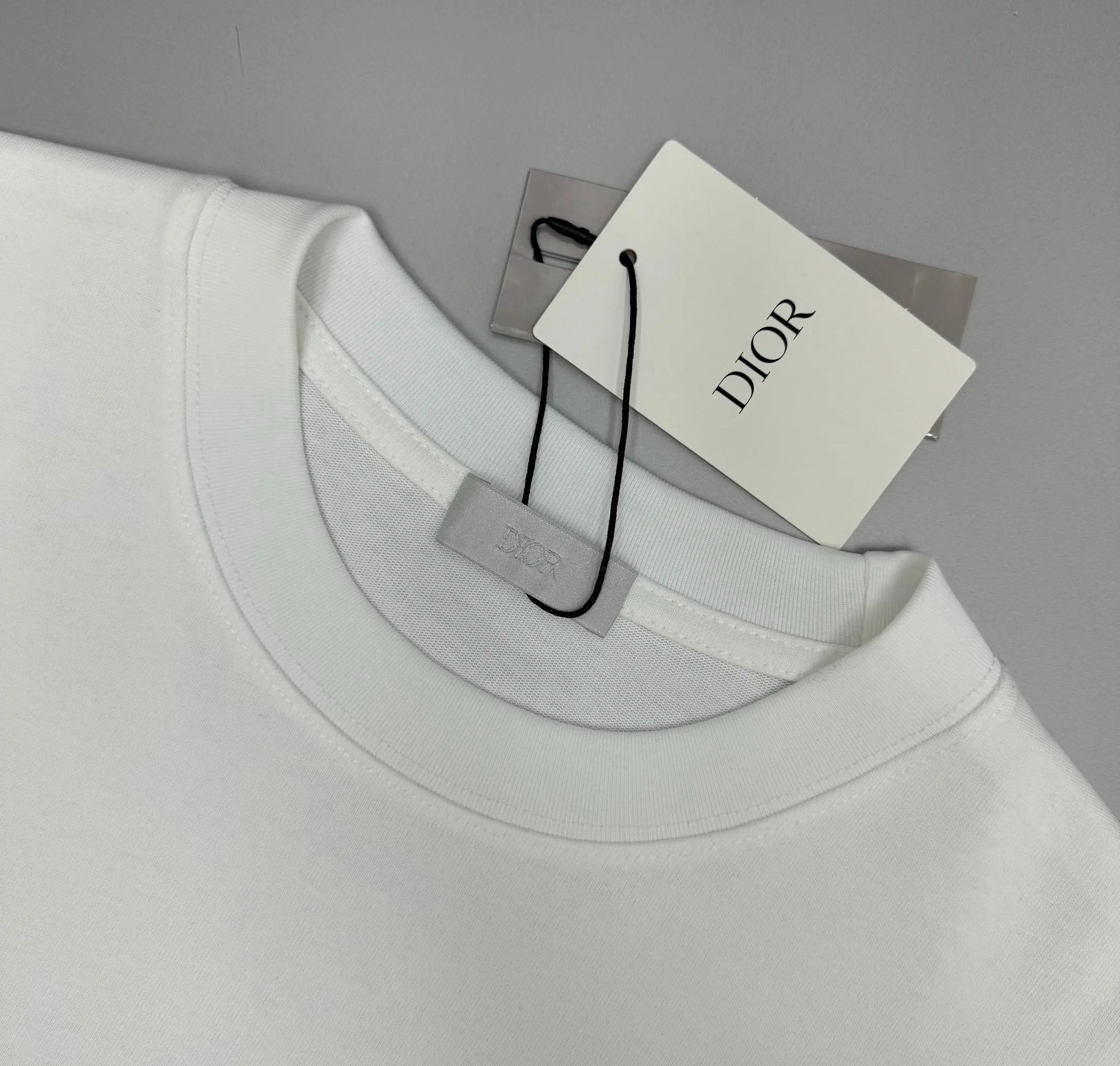 🅿️220 (top version, different currency) will not be taken off the shelves all year round, sell with confidence Style: Dior/DIO.R short-sleeved T-shirt Fabric: 300g heavy double yarn 100% cotton Rib: 320g heavy Sorona 1*1 trendy brand Craftsmanship: imported machine embroidered logo Color: white Imperial green Size: XS S M L No gender distinction, same style for men and women