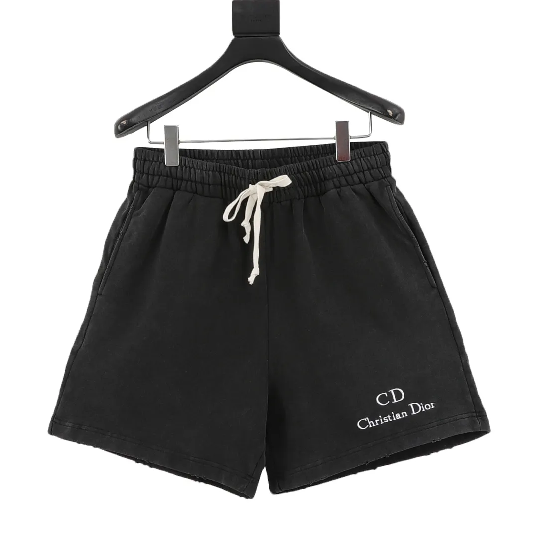 🅿️290 DIOR/Dior letter embroidered shorts The fabric is made of 360g brushed wool fabric, which is dyed to order and then treated with etching. It is silky and super soft compared to the original. The fabric texture has clear and obvious strands, and the drape is first-class. The workmanship is exquisite and meets the foreign trade export standards. There are 4.5 stitches per centimeter. Every seam is pressed with open stitching, and the wiring is neat and tidy. As standard as a ruler, the braided cotton ribbon is tightly woven and feels soft to the touch. The embroidery process uses Behringer embroidery machines, which makes the embroidery colors more full and the embroidery more three-dimensional. The pattern has good upper body effect. It is the same style for men and women. It is simple and versatile. When purchasing important items, feel free to compare the quality of any on the market! Size：S-L