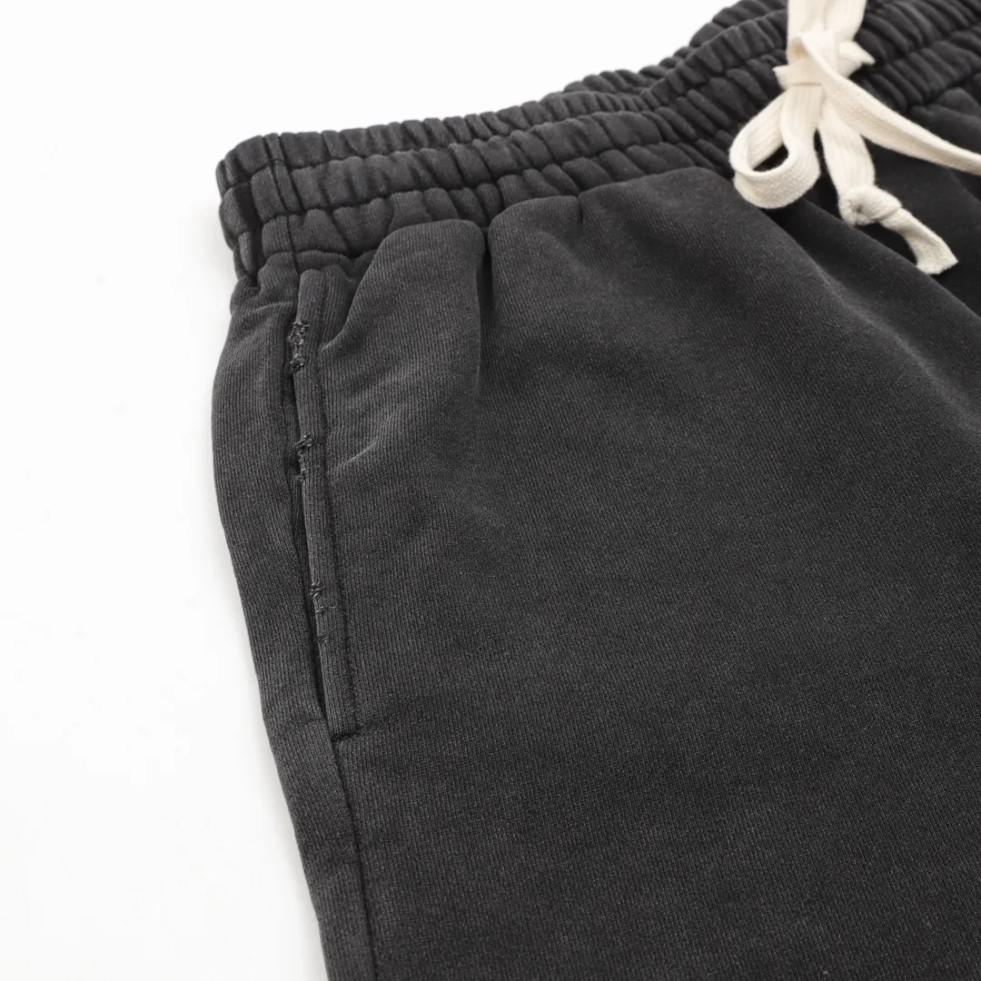 🅿️290 DIOR/Dior letter embroidered shorts The fabric is made of 360g brushed wool fabric, which is dyed to order and then treated with etching. It is silky and super soft compared to the original. The fabric texture has clear and obvious strands, and the drape is first-class. The workmanship is exquisite and meets the foreign trade export standards. There are 4.5 stitches per centimeter. Every seam is pressed with open stitching, and the wiring is neat and tidy. As standard as a ruler, the braided cotton ribbon is tightly woven and feels soft to the touch. The embroidery process uses Behringer embroidery machines, which makes the embroidery colors more full and the embroidery more three-dimensional. The pattern has good upper body effect. It is the same style for men and women. It is simple and versatile. When purchasing important items, feel free to compare the quality of any on the market! Size：S-L