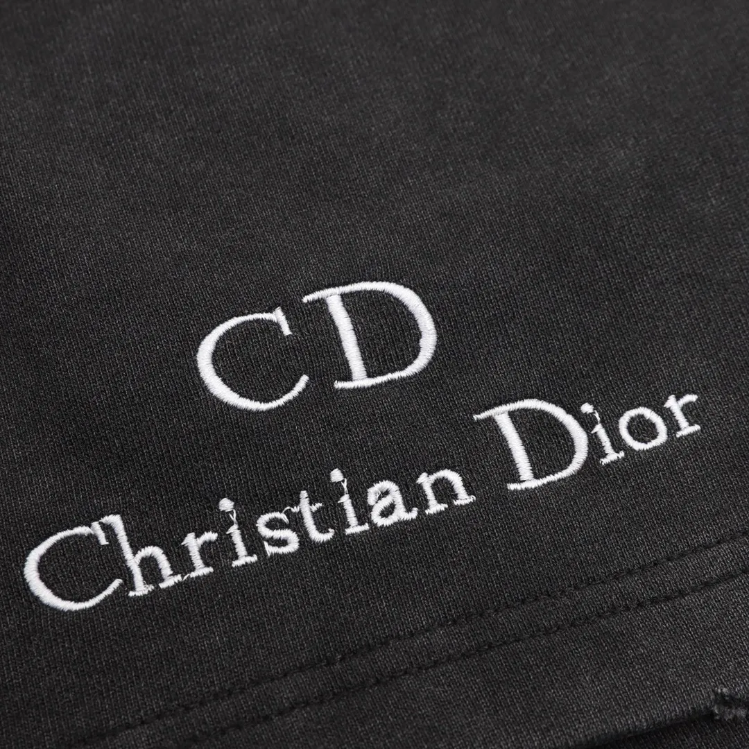 🅿️290 DIOR/Dior letter embroidered shorts The fabric is made of 360g brushed wool fabric, which is dyed to order and then treated with etching. It is silky and super soft compared to the original. The fabric texture has clear and obvious strands, and the drape is first-class. The workmanship is exquisite and meets the foreign trade export standards. There are 4.5 stitches per centimeter. Every seam is pressed with open stitching, and the wiring is neat and tidy. As standard as a ruler, the braided cotton ribbon is tightly woven and feels soft to the touch. The embroidery process uses Behringer embroidery machines, which makes the embroidery colors more full and the embroidery more three-dimensional. The pattern has good upper body effect. It is the same style for men and women. It is simple and versatile. When purchasing important items, feel free to compare the quality of any on the market! Size：S-L