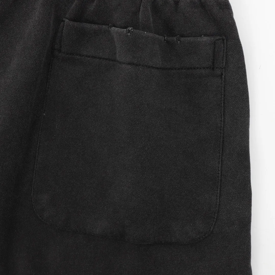 🅿️290 DIOR/Dior letter embroidered shorts The fabric is made of 360g brushed wool fabric, which is dyed to order and then treated with etching. It is silky and super soft compared to the original. The fabric texture has clear and obvious strands, and the drape is first-class. The workmanship is exquisite and meets the foreign trade export standards. There are 4.5 stitches per centimeter. Every seam is pressed with open stitching, and the wiring is neat and tidy. As standard as a ruler, the braided cotton ribbon is tightly woven and feels soft to the touch. The embroidery process uses Behringer embroidery machines, which makes the embroidery colors more full and the embroidery more three-dimensional. The pattern has good upper body effect. It is the same style for men and women. It is simple and versatile. When purchasing important items, feel free to compare the quality of any on the market! Size：S-L