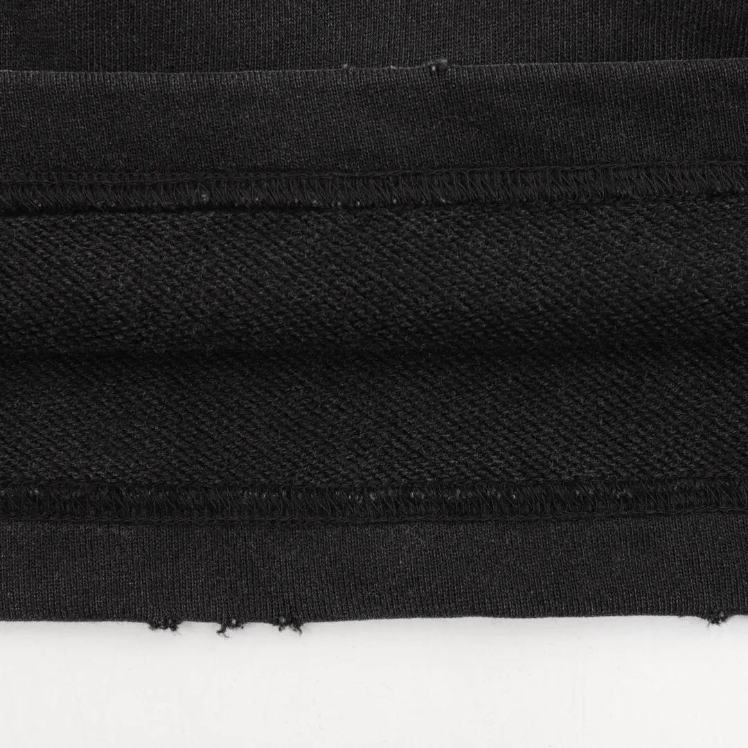🅿️290 DIOR/Dior letter embroidered shorts The fabric is made of 360g brushed wool fabric, which is dyed to order and then treated with etching. It is silky and super soft compared to the original. The fabric texture has clear and obvious strands, and the drape is first-class. The workmanship is exquisite and meets the foreign trade export standards. There are 4.5 stitches per centimeter. Every seam is pressed with open stitching, and the wiring is neat and tidy. As standard as a ruler, the braided cotton ribbon is tightly woven and feels soft to the touch. The embroidery process uses Behringer embroidery machines, which makes the embroidery colors more full and the embroidery more three-dimensional. The pattern has good upper body effect. It is the same style for men and women. It is simple and versatile. When purchasing important items, feel free to compare the quality of any on the market! Size：S-L