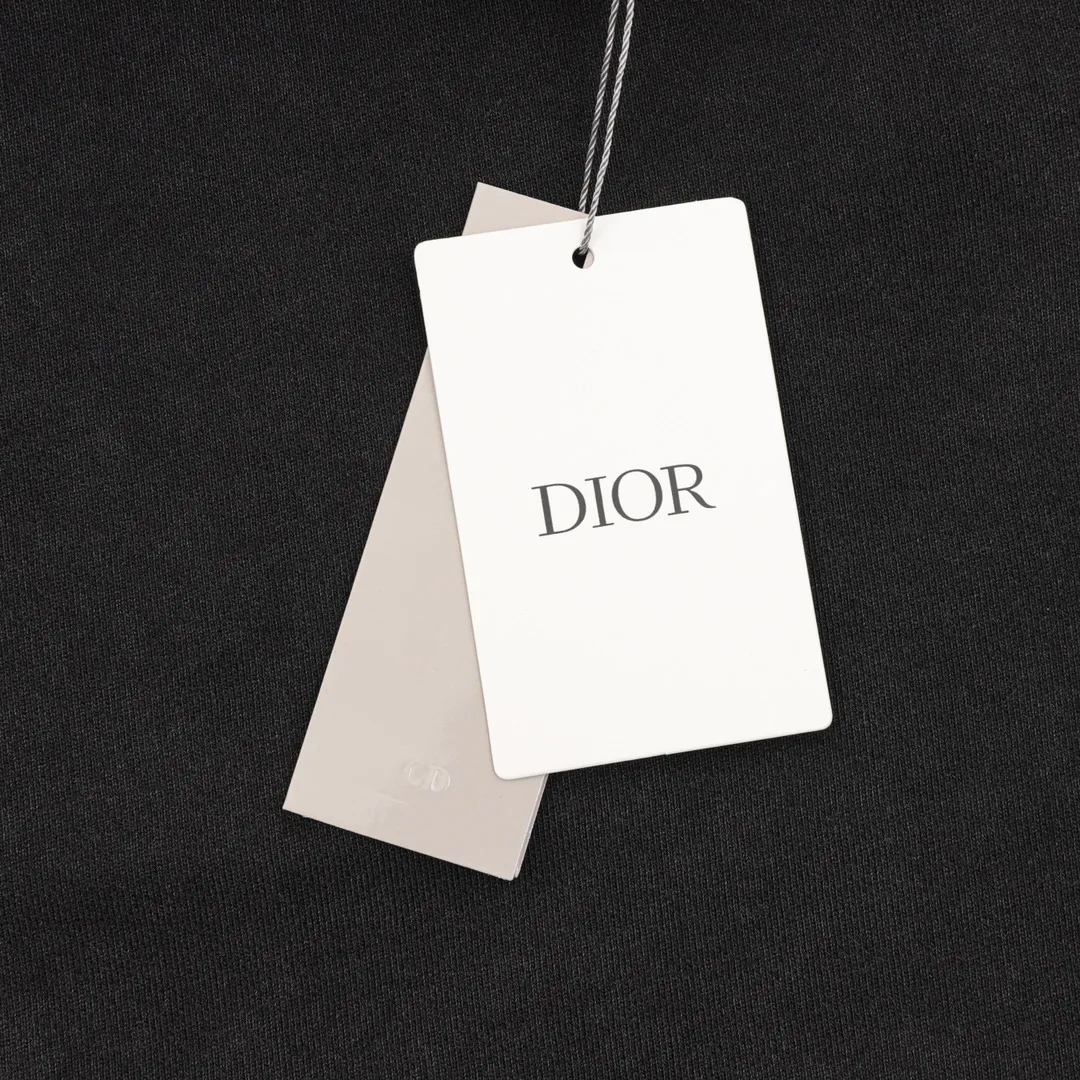 🅿️290 DIOR/Dior letter embroidered shorts The fabric is made of 360g brushed wool fabric, which is dyed to order and then treated with etching. It is silky and super soft compared to the original. The fabric texture has clear and obvious strands, and the drape is first-class. The workmanship is exquisite and meets the foreign trade export standards. There are 4.5 stitches per centimeter. Every seam is pressed with open stitching, and the wiring is neat and tidy. As standard as a ruler, the braided cotton ribbon is tightly woven and feels soft to the touch. The embroidery process uses Behringer embroidery machines, which makes the embroidery colors more full and the embroidery more three-dimensional. The pattern has good upper body effect. It is the same style for men and women. It is simple and versatile. When purchasing important items, feel free to compare the quality of any on the market! Size：S-L