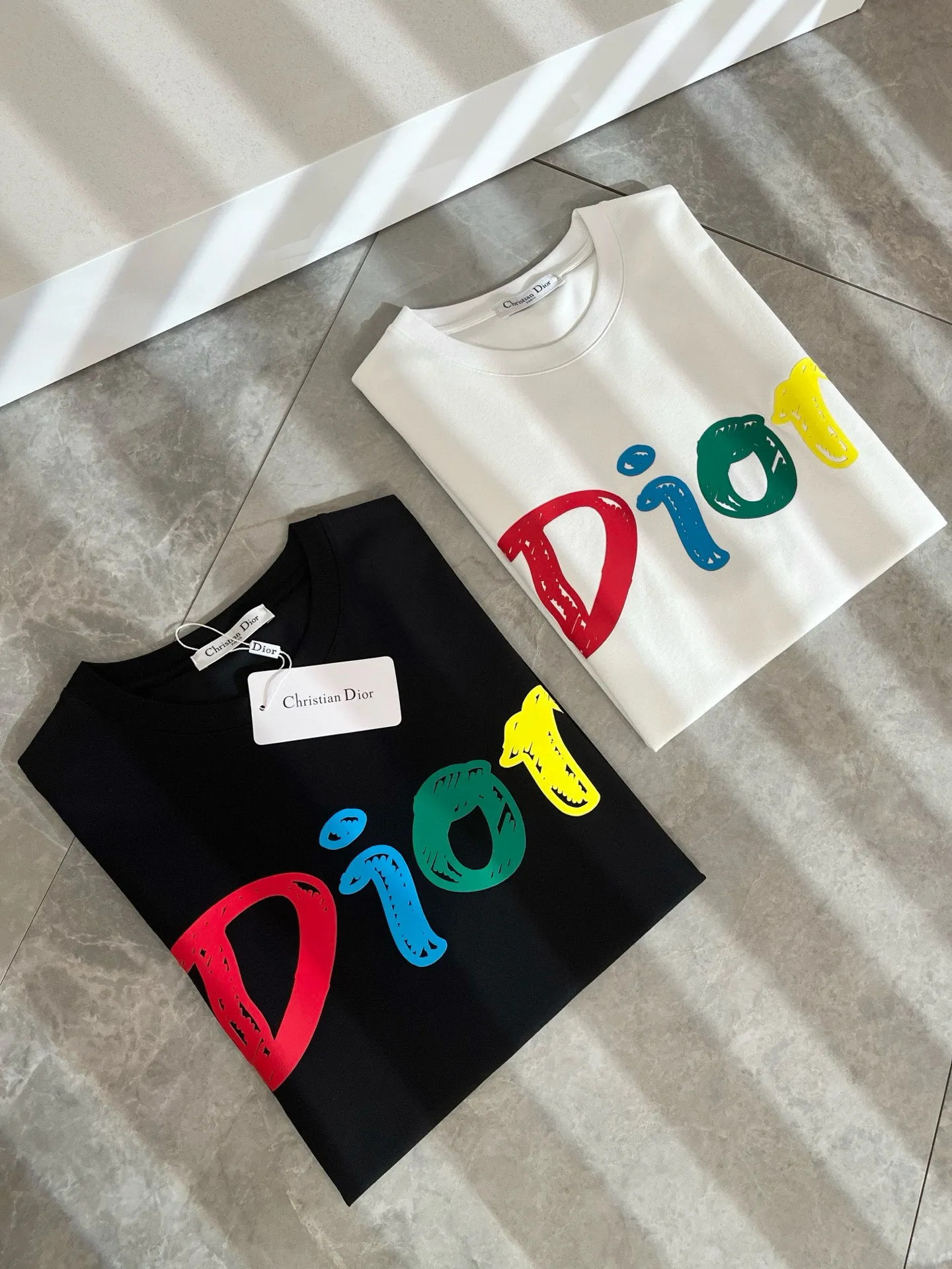 🅿️190 Dior’s 2025 spring and summer new men’s and women’s short-sleeved T-shirts, available at counters simultaneously! Customized exclusive 260g pure cotton fabric, customized original craft thread, and chest logo pattern printing craft design! Simple and elegant, easy to match and versatile, extremely high-grade, perfectly integrated into fashion and style, it is a top-notch fashionable style that is perfect for outer wear! The whole thing gives people a natural feeling! The ultimate classic and versatile short-sleeved T-shirt, designed with the latest three-dimensional letter logo laminated elements! The ultimate heavy work, the ultimate perfection! Fans who pursue high quality should rush to buy it by themselves, and we sincerely invite all fans who know the goods to appreciate this model together! ! Color: Black White Size: S-XXL