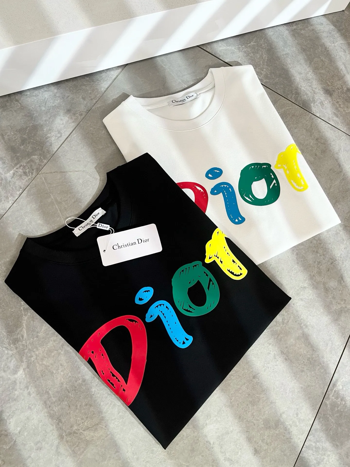 🅿️190 Dior’s 2025 spring and summer new men’s and women’s short-sleeved T-shirts, available at counters simultaneously! Customized exclusive 260g pure cotton fabric, customized original craft thread, and chest logo pattern printing craft design! Simple and elegant, easy to match and versatile, extremely high-grade, perfectly integrated into fashion and style, it is a top-notch fashionable style that is perfect for outer wear! The whole thing gives people a natural feeling! The ultimate classic and versatile short-sleeved T-shirt, designed with the latest three-dimensional letter logo laminated elements! The ultimate heavy work, the ultimate perfection! Fans who pursue high quality should rush to buy it by themselves, and we sincerely invite all fans who know the goods to appreciate this model together! ! Color: Black White Size: S-XXL