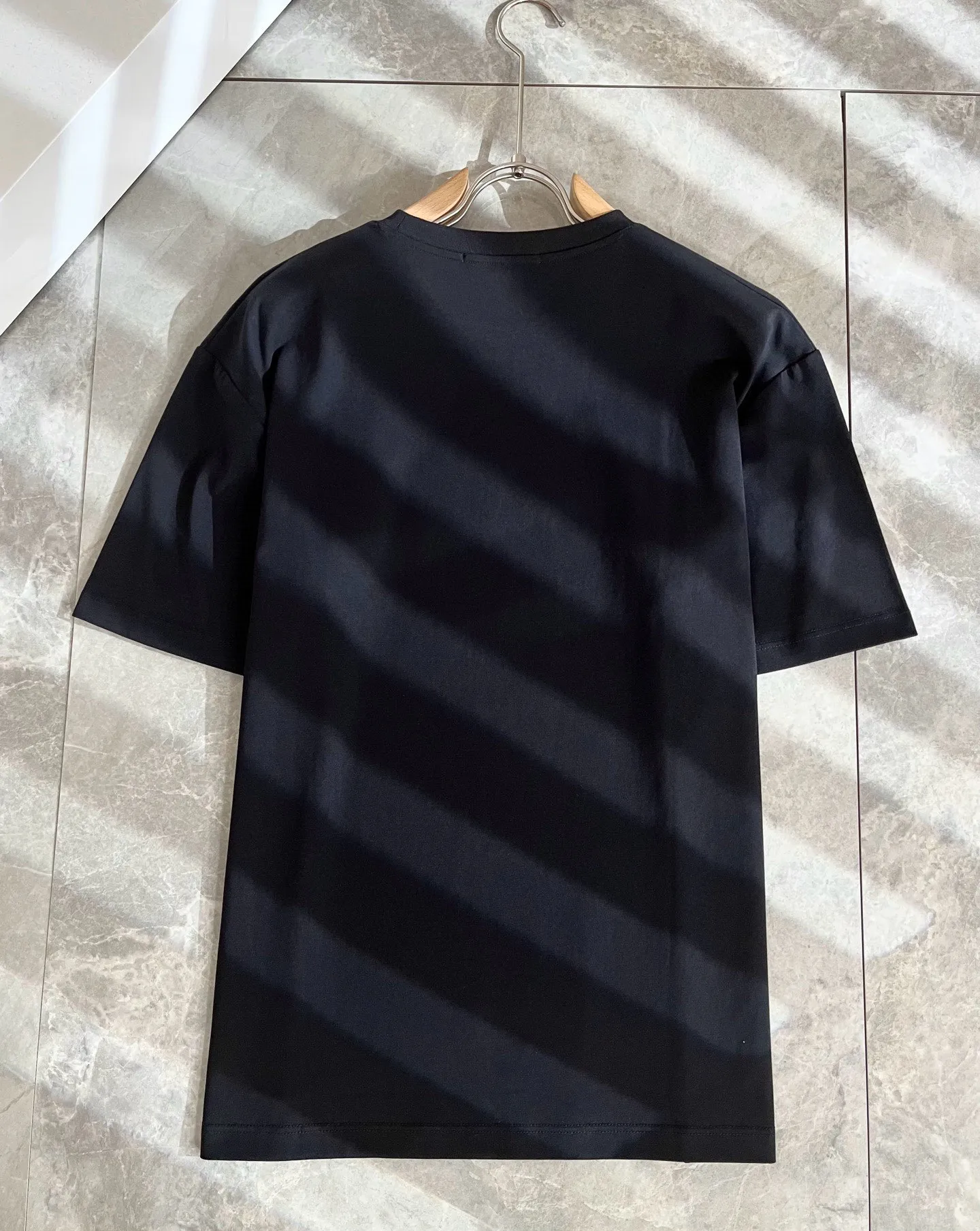 🅿️190 Dior’s 2025 spring and summer new men’s and women’s short-sleeved T-shirts, available at counters simultaneously! Customized exclusive 260g pure cotton fabric, customized original craft thread, and chest logo pattern printing craft design! Simple and elegant, easy to match and versatile, extremely high-grade, perfectly integrated into fashion and style, it is a top-notch fashionable style that is perfect for outer wear! The whole thing gives people a natural feeling! The ultimate classic and versatile short-sleeved T-shirt, designed with the latest three-dimensional letter logo laminated elements! The ultimate heavy work, the ultimate perfection! Fans who pursue high quality should rush to buy it by themselves, and we sincerely invite all fans who know the goods to appreciate this model together! ! Color: Black White Size: S-XXL