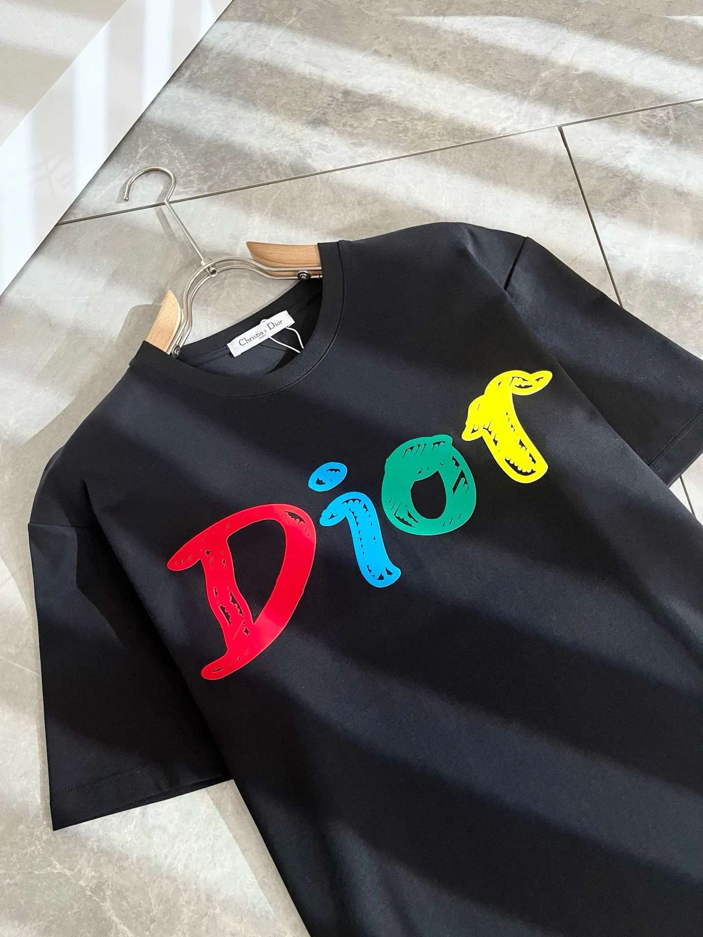 🅿️190 Dior’s 2025 spring and summer new men’s and women’s short-sleeved T-shirts, available at counters simultaneously! Customized exclusive 260g pure cotton fabric, customized original craft thread, and chest logo pattern printing craft design! Simple and elegant, easy to match and versatile, extremely high-grade, perfectly integrated into fashion and style, it is a top-notch fashionable style that is perfect for outer wear! The whole thing gives people a natural feeling! The ultimate classic and versatile short-sleeved T-shirt, designed with the latest three-dimensional letter logo laminated elements! The ultimate heavy work, the ultimate perfection! Fans who pursue high quality should rush to buy it by themselves, and we sincerely invite all fans who know the goods to appreciate this model together! ! Color: Black White Size: S-XXL