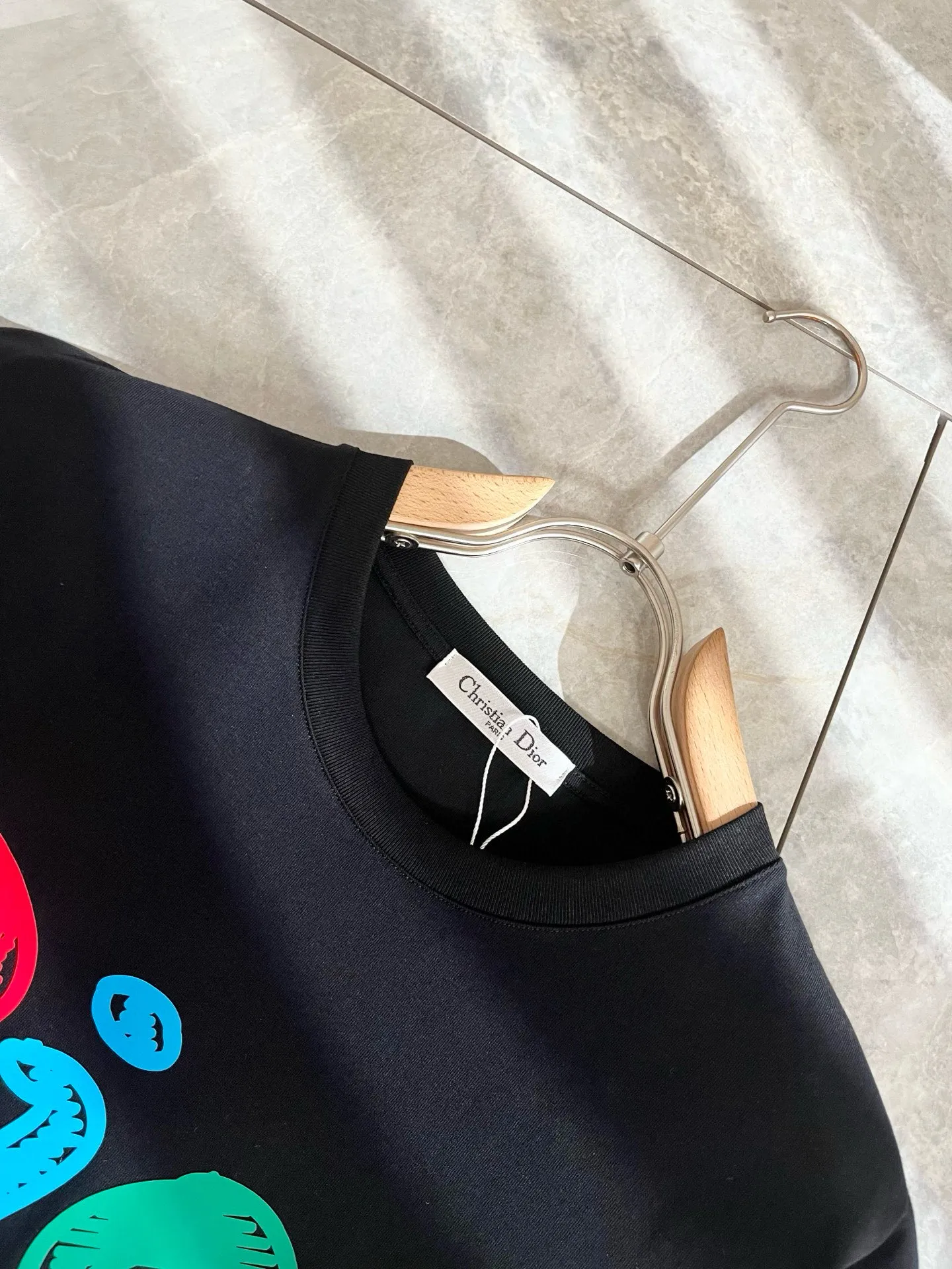 🅿️190 Dior’s 2025 spring and summer new men’s and women’s short-sleeved T-shirts, available at counters simultaneously! Customized exclusive 260g pure cotton fabric, customized original craft thread, and chest logo pattern printing craft design! Simple and elegant, easy to match and versatile, extremely high-grade, perfectly integrated into fashion and style, it is a top-notch fashionable style that is perfect for outer wear! The whole thing gives people a natural feeling! The ultimate classic and versatile short-sleeved T-shirt, designed with the latest three-dimensional letter logo laminated elements! The ultimate heavy work, the ultimate perfection! Fans who pursue high quality should rush to buy it by themselves, and we sincerely invite all fans who know the goods to appreciate this model together! ! Color: Black White Size: S-XXL