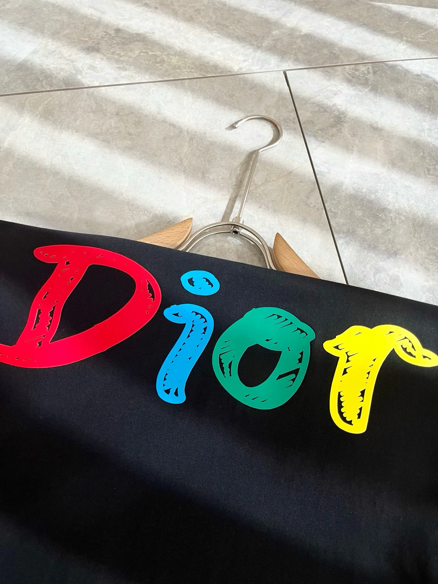 🅿️190 Dior’s 2025 spring and summer new men’s and women’s short-sleeved T-shirts, available at counters simultaneously! Customized exclusive 260g pure cotton fabric, customized original craft thread, and chest logo pattern printing craft design! Simple and elegant, easy to match and versatile, extremely high-grade, perfectly integrated into fashion and style, it is a top-notch fashionable style that is perfect for outer wear! The whole thing gives people a natural feeling! The ultimate classic and versatile short-sleeved T-shirt, designed with the latest three-dimensional letter logo laminated elements! The ultimate heavy work, the ultimate perfection! Fans who pursue high quality should rush to buy it by themselves, and we sincerely invite all fans who know the goods to appreciate this model together! ! Color: Black White Size: S-XXL