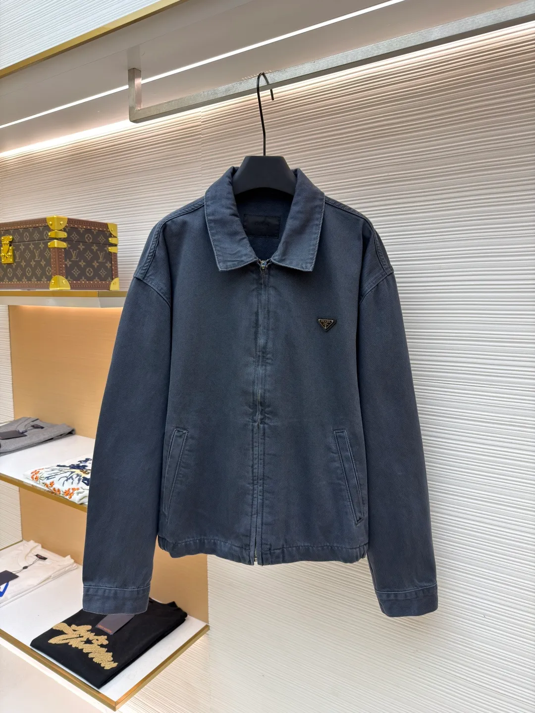 Prada triangle logo denim jacket ●Original version: Purchased and developed for 16700 ●Item number: 1681503-B40 ●Material: denim fabric ●Technology: washed production ●Color: gray blue ●Version: fitted version ●Weight: about 915 grams ●Size: S-M-L-XL ●Description: Customized nano-dark blue worsted denim, high-quality texture, soft and tough, comfortable and close to the skin, with deep blue as the background color, noble and elegant The iconic triangle logo is embedded on the jacket. It is low-key but highly recognizable. Retro elegance. Meet the new chapter of the jacket. The zipper opening and closing design injects a smart atmosphere. Resist glitz with simplicity. Embrace diversity with versatility and use imported special machine infrared to locate the "Prada triangle logo". The position is more precise. It is firm and strong. Prioritize the spray horse and rub it by hand to create a gradient effect. Use a spray gun to accurately spray the reagent solution to the designated position on the shirt according to the design requirements. Let the reagent react chemically with the fabric. A gradual gradient effect is formed. Finally, the color is boiled to solidify, and the original color system is followed for Biwen dyeing. The special Biwen dye is selected based on the original color and fabric material, and then heated to the appropriate temperature, dip dyeing is performed, and finally the dyeing is carried out. The overall wiring is straight and delicate, the fabric is comfortable and soft, and the color is consistent without color difference. It can be matched with the same style to create a fashionable look and control various occasions. Customized accessories, complete with three standards, same style for men and women!