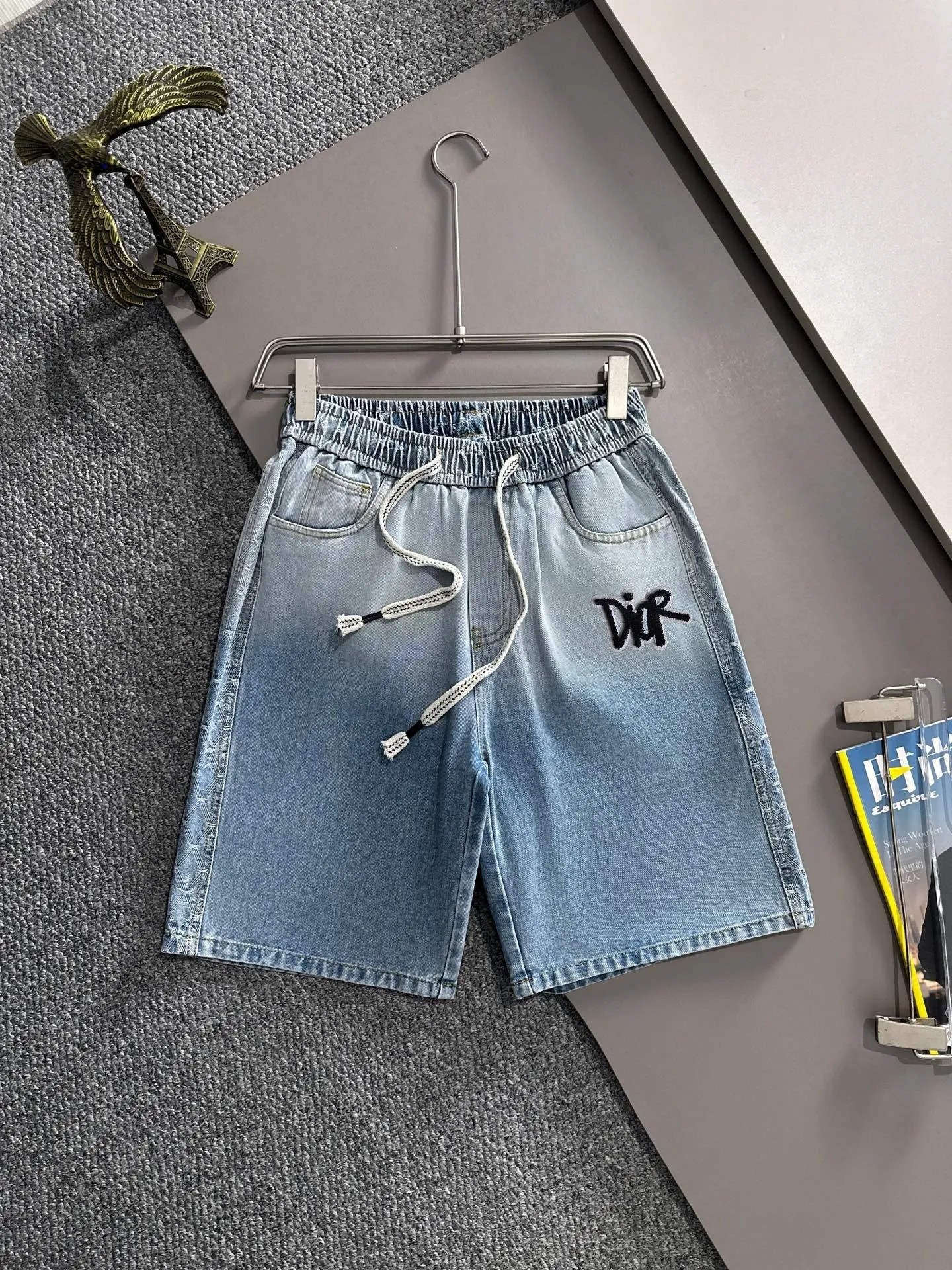 🅿️330 Dior 2025 summer new jeans denim shorts are produced using imported Japanese Denim plain cotton denim fabrics, complete with three standards, and the top stonewashing process makes the texture reach the old taste of the 1980s, soft, delicate, comfortable and breathable.