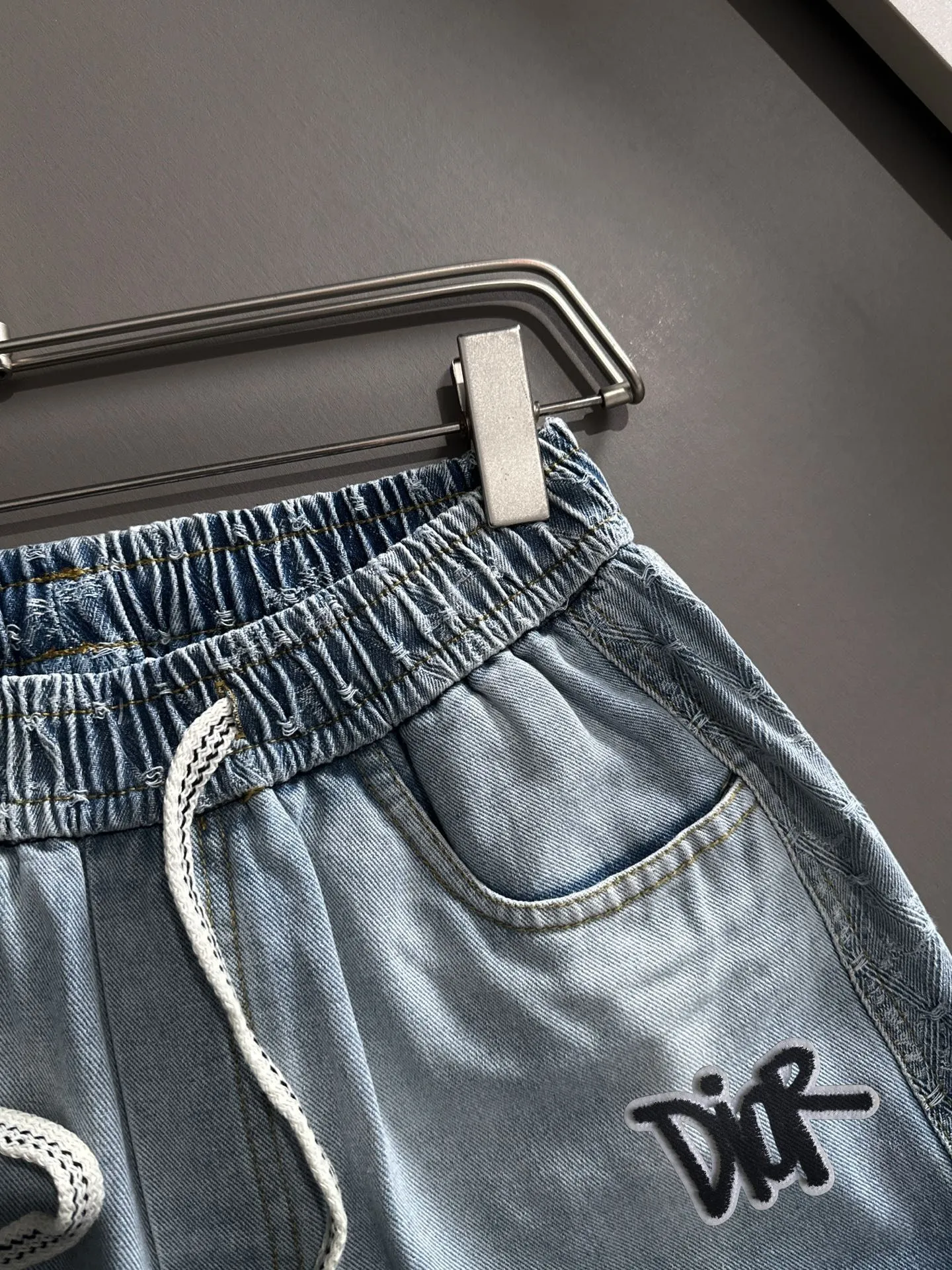 🅿️330 Dior 2025 summer new jeans denim shorts are produced using imported Japanese Denim plain cotton denim fabrics, complete with three standards, and the top stonewashing process makes the texture reach the old taste of the 1980s, soft, delicate, comfortable and breathable.