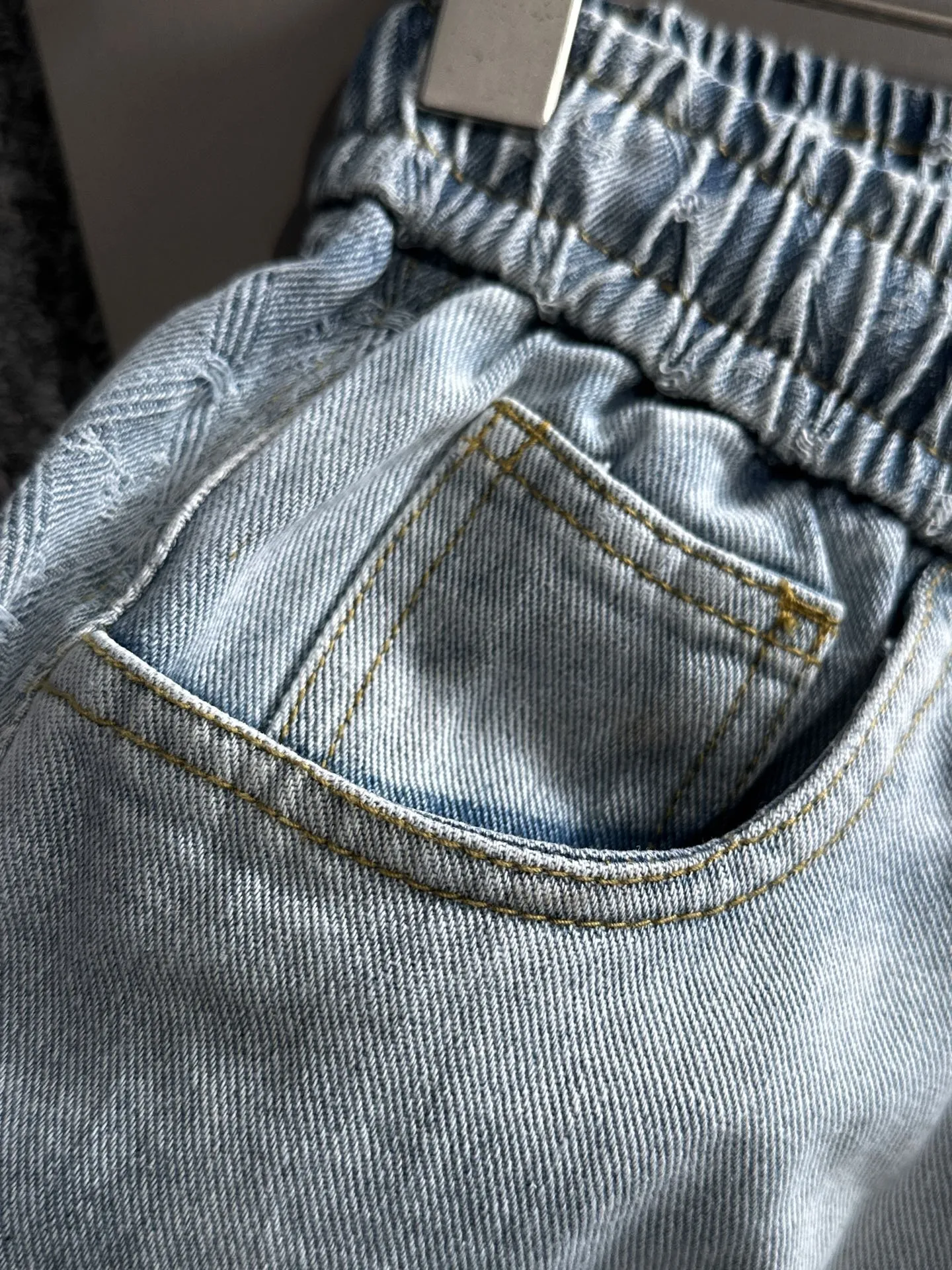 🅿️330 Dior 2025 summer new jeans denim shorts are produced using imported Japanese Denim plain cotton denim fabrics, complete with three standards, and the top stonewashing process makes the texture reach the old taste of the 1980s, soft, delicate, comfortable and breathable.