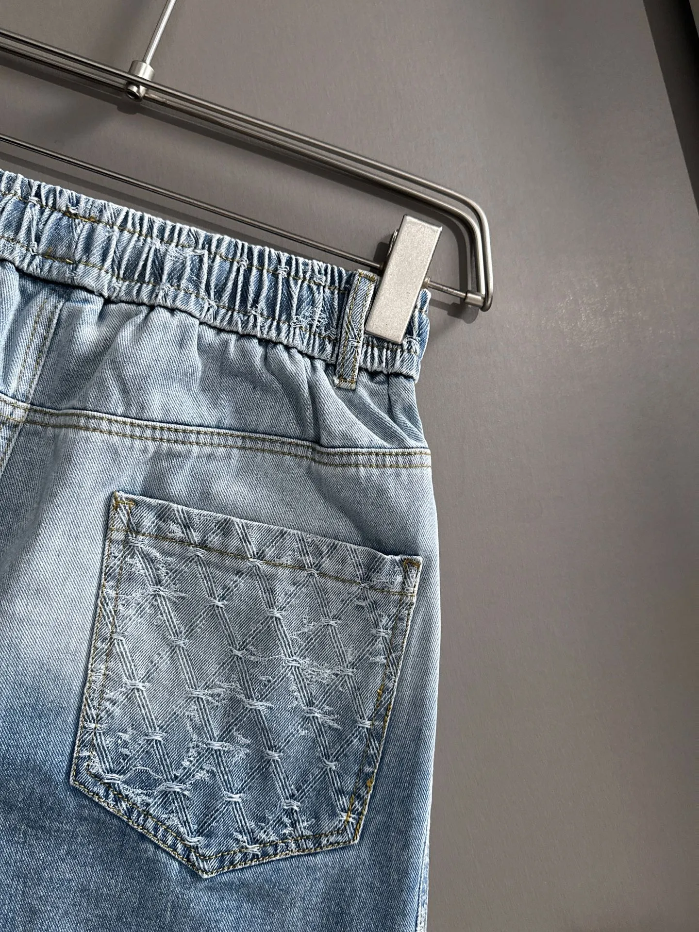 🅿️330 Dior 2025 summer new jeans denim shorts are produced using imported Japanese Denim plain cotton denim fabrics, complete with three standards, and the top stonewashing process makes the texture reach the old taste of the 1980s, soft, delicate, comfortable and breathable.