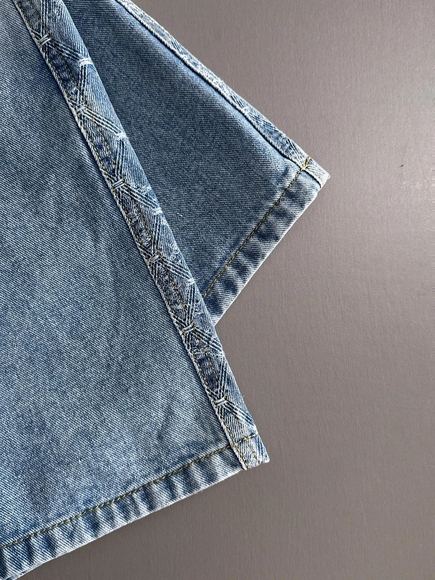 🅿️330 Dior 2025 summer new jeans denim shorts are produced using imported Japanese Denim plain cotton denim fabrics, complete with three standards, and the top stonewashing process makes the texture reach the old taste of the 1980s, soft, delicate, comfortable and breathable.