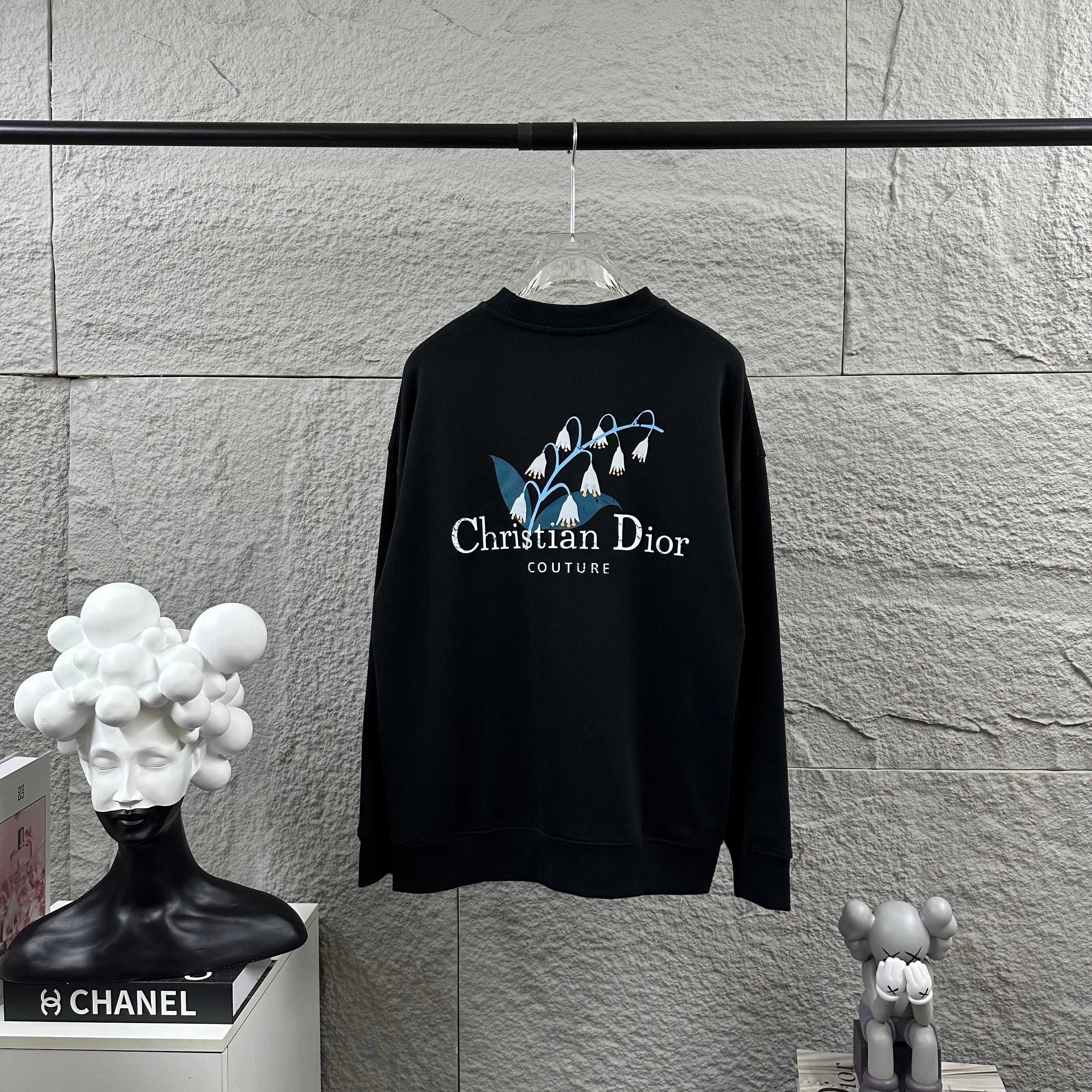 🅿️260 Dio* Christian Dior 2025 early autumn and winter new style, simple embroidery of classic letters, lily of the valley print on the back, simple and elegant, custom terry fabric, long-sleeved round neck sweatshirt, same style for men and women, color: black, white, size: S (90-130 pounds) M (120-150 pounds) L (140-165 pounds) XL (160-180 pounds) XXL (180-210 pounds)
