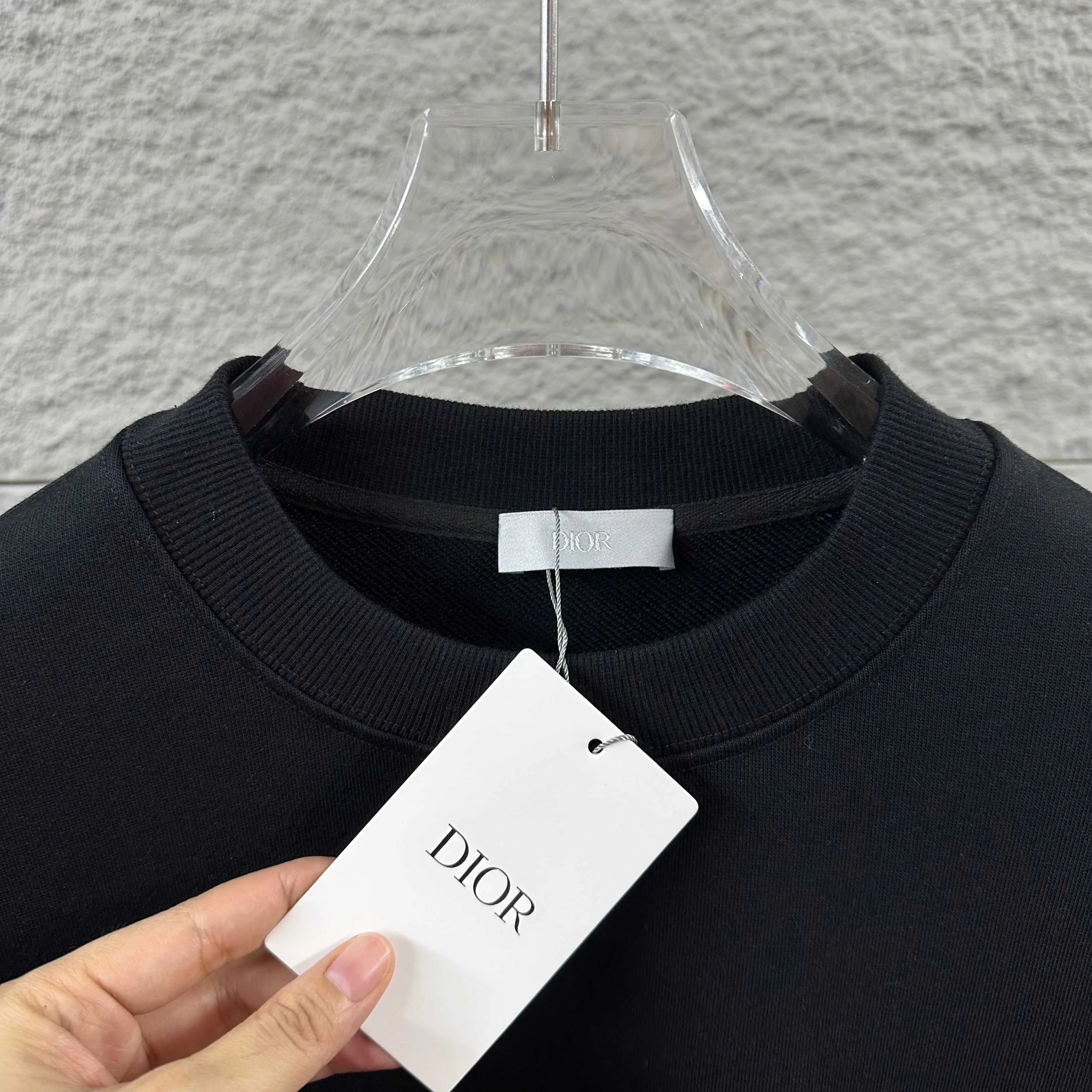 🅿️260 Dio* Christian Dior 2025 early autumn and winter new style, simple embroidery of classic letters, lily of the valley print on the back, simple and elegant, custom terry fabric, long-sleeved round neck sweatshirt, same style for men and women, color: black, white, size: S (90-130 pounds) M (120-150 pounds) L (140-165 pounds) XL (160-180 pounds) XXL (180-210 pounds)