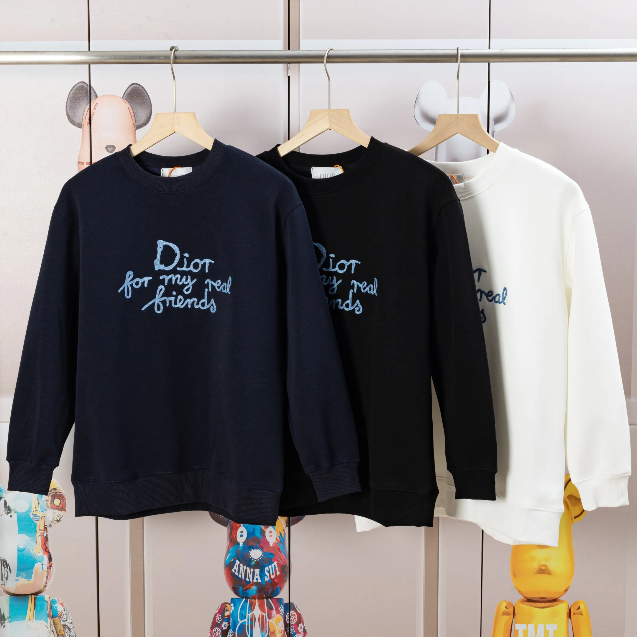 🅿️290 Dior DIOR's new embroidered round neck sweatshirt, the fabric is comfortable and soft. Composite Austrian velvet. High quality 🔥 Logo letters on the front are embroidered with high craftsmanship, and the ribs are specially customized to restore the trend brought by special craftsmanship. Customized dyeing, complete with three standards. Non-market ordinary version. Compare at will. Quality is absolutely guaranteed. Same style for men and women. Color: Black White Navy Code Number: S M L XL [Style No. A3352]