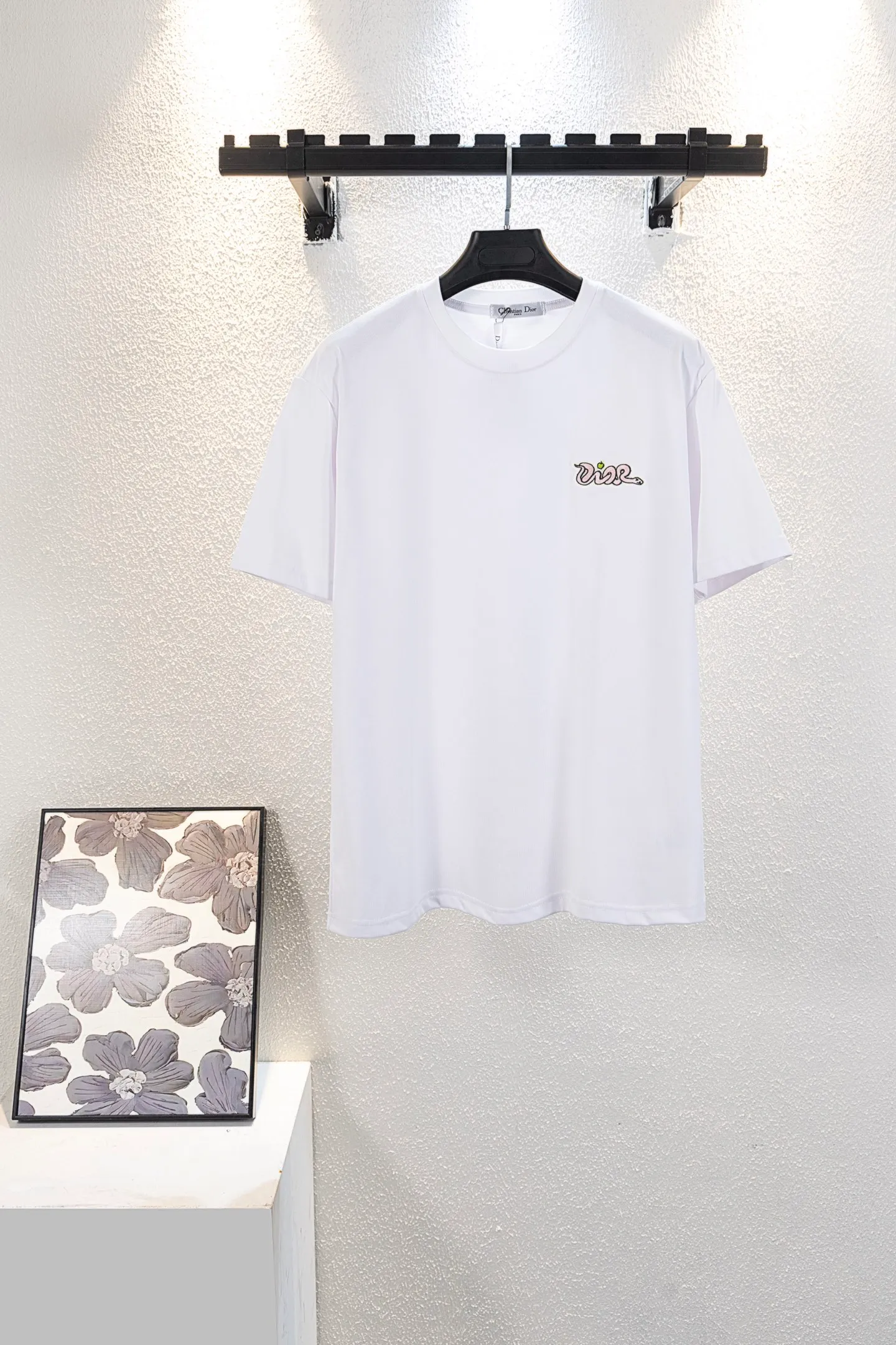 🅿️160 style number k8063 white background embroidery DIOR Dior Year of the Snake Apple‼ ️Short-sleeved T-shirt® is the same as the official website *Customized 280g cotton fabric, soft, skin-friendly and comfortable *Embroidered Year of the Snake letter logo on the front *A very simple and elegant one that is unparalleled in terms of upper body comfort, interpreting your luxury and taste, and creating your fashionable style and charm. ⚠️Washing method: It is recommended to dry clean or wrap the reverse side in a laundry bag and machine wash it quickly in cold water and let it dry naturally! ⚠️Same style for men and women 𝐂𝐎𝐋𝐎𝐔𝐑: white black 𝐒𝐈𝐙𝐄 XS S M L