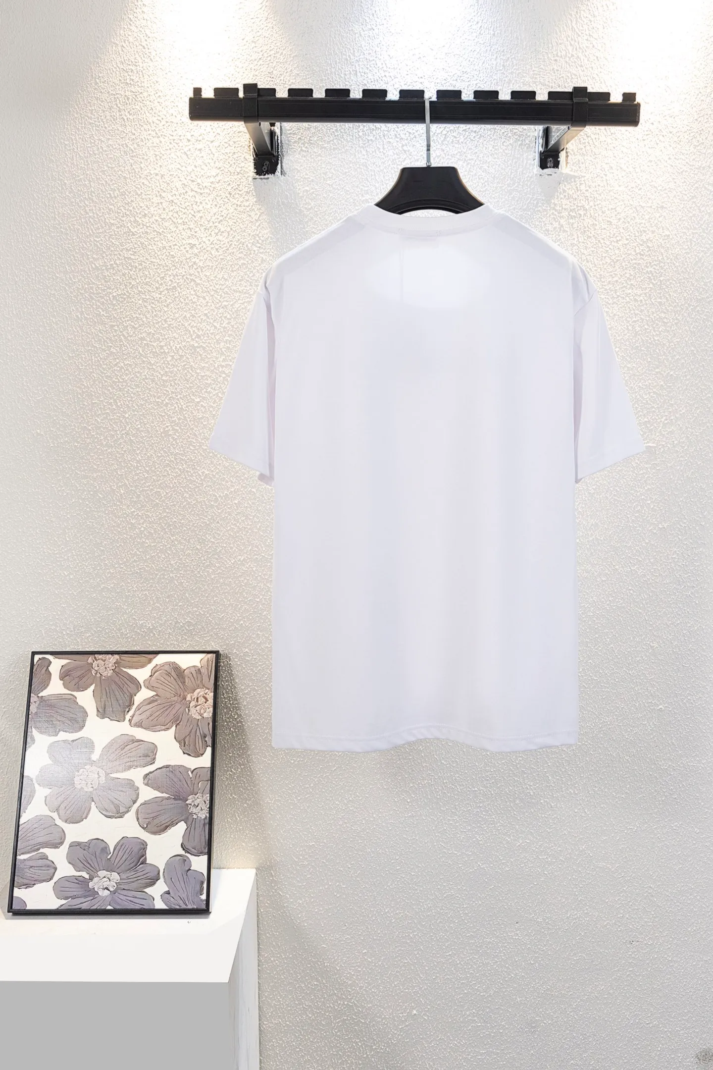 🅿️160 style number k8063 white background embroidery DIOR Dior Year of the Snake Apple‼ ️Short-sleeved T-shirt® is the same as the official website *Customized 280g cotton fabric, soft, skin-friendly and comfortable *Embroidered Year of the Snake letter logo on the front *A very simple and elegant one that is unparalleled in terms of upper body comfort, interpreting your luxury and taste, and creating your fashionable style and charm. ⚠️Washing method: It is recommended to dry clean or wrap the reverse side in a laundry bag and machine wash it quickly in cold water and let it dry naturally! ⚠️Same style for men and women 𝐂𝐎𝐋𝐎𝐔𝐑: white black 𝐒𝐈𝐙𝐄 XS S M L