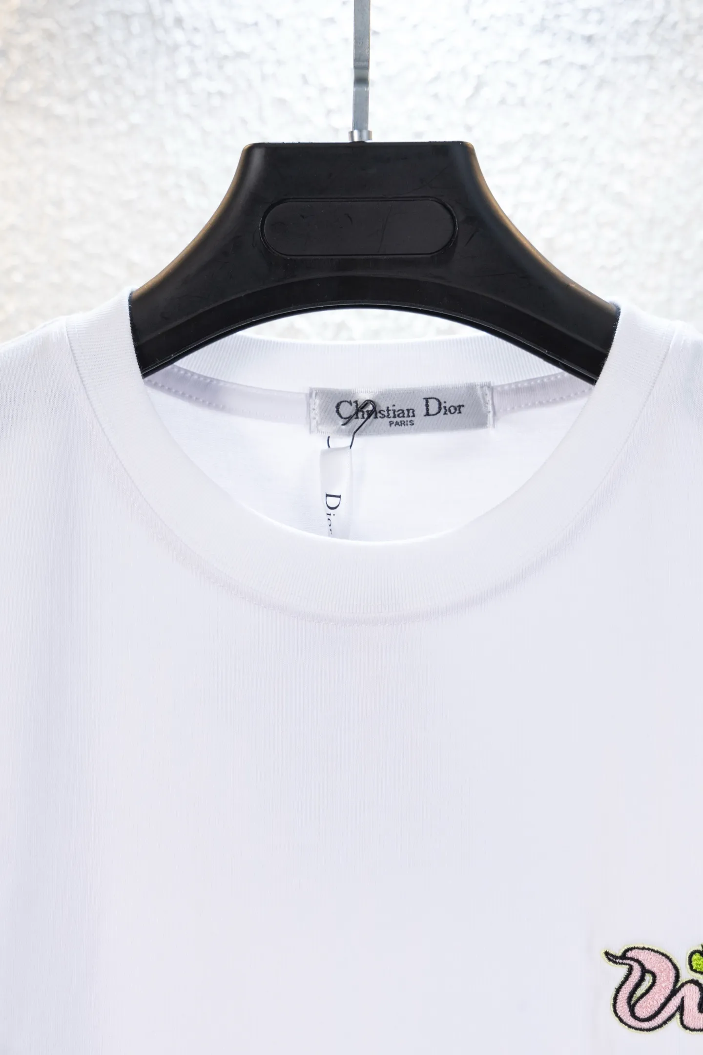 🅿️160 style number k8063 white background embroidery DIOR Dior Year of the Snake Apple‼ ️Short-sleeved T-shirt® is the same as the official website *Customized 280g cotton fabric, soft, skin-friendly and comfortable *Embroidered Year of the Snake letter logo on the front *A very simple and elegant one that is unparalleled in terms of upper body comfort, interpreting your luxury and taste, and creating your fashionable style and charm. ⚠️Washing method: It is recommended to dry clean or wrap the reverse side in a laundry bag and machine wash it quickly in cold water and let it dry naturally! ⚠️Same style for men and women 𝐂𝐎𝐋𝐎𝐔𝐑: white black 𝐒𝐈𝐙𝐄 XS S M L