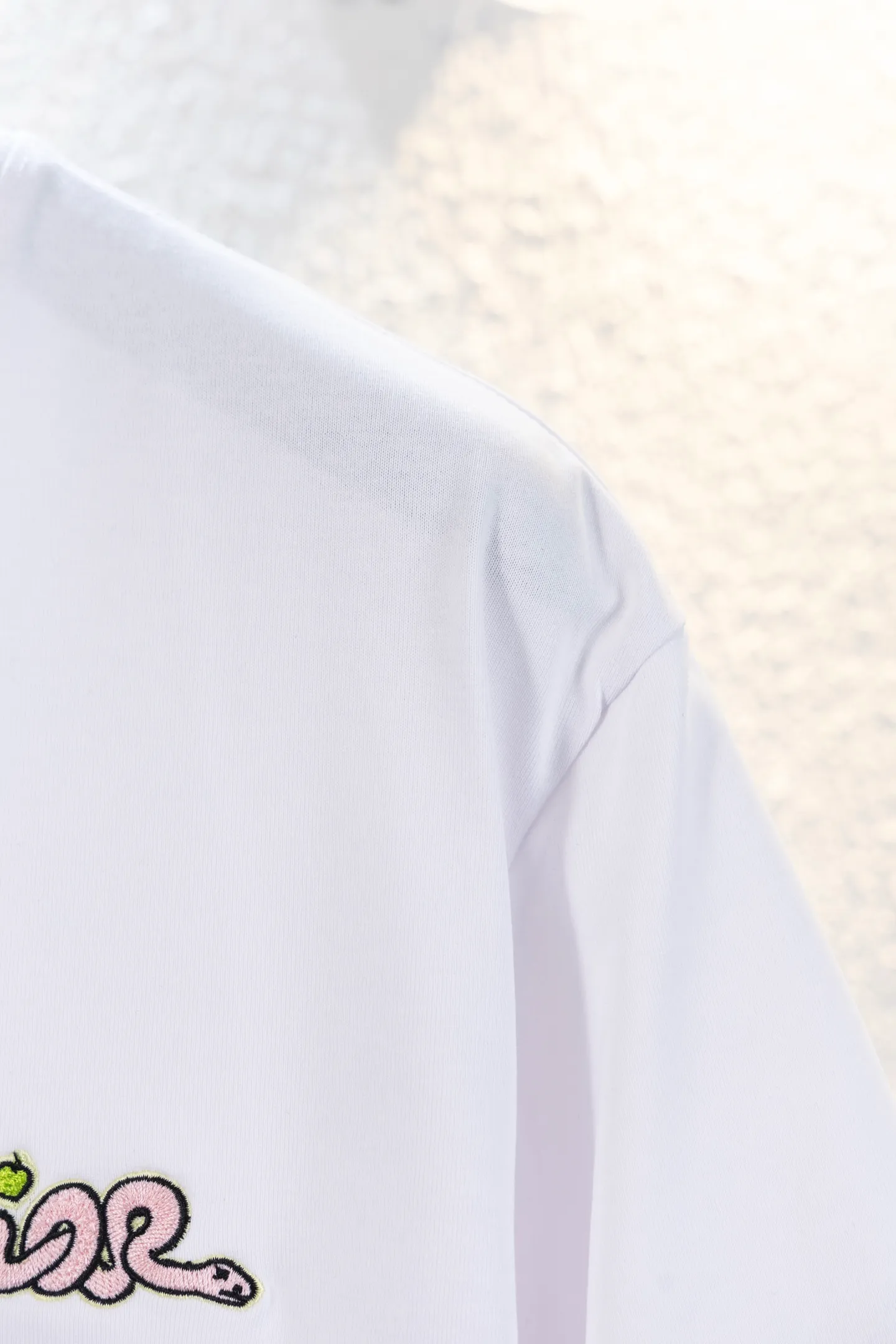 🅿️160 style number k8063 white background embroidery DIOR Dior Year of the Snake Apple‼ ️Short-sleeved T-shirt® is the same as the official website *Customized 280g cotton fabric, soft, skin-friendly and comfortable *Embroidered Year of the Snake letter logo on the front *A very simple and elegant one that is unparalleled in terms of upper body comfort, interpreting your luxury and taste, and creating your fashionable style and charm. ⚠️Washing method: It is recommended to dry clean or wrap the reverse side in a laundry bag and machine wash it quickly in cold water and let it dry naturally! ⚠️Same style for men and women 𝐂𝐎𝐋𝐎𝐔𝐑: white black 𝐒𝐈𝐙𝐄 XS S M L