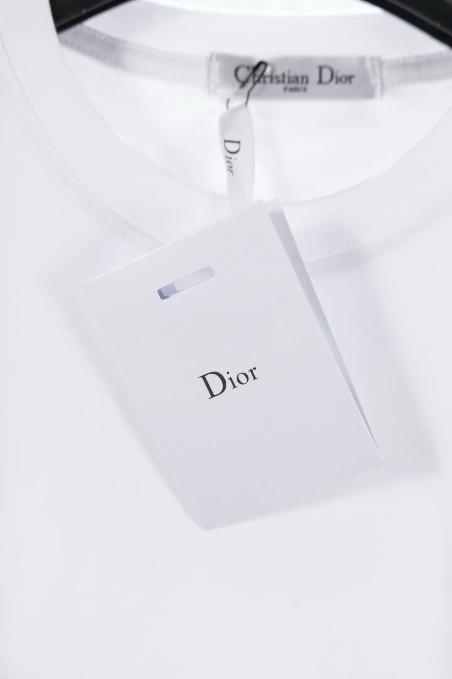 🅿️160 style number k8063 white background embroidery DIOR Dior Year of the Snake Apple‼ ️Short-sleeved T-shirt® is the same as the official website *Customized 280g cotton fabric, soft, skin-friendly and comfortable *Embroidered Year of the Snake letter logo on the front *A very simple and elegant one that is unparalleled in terms of upper body comfort, interpreting your luxury and taste, and creating your fashionable style and charm. ⚠️Washing method: It is recommended to dry clean or wrap the reverse side in a laundry bag and machine wash it quickly in cold water and let it dry naturally! ⚠️Same style for men and women 𝐂𝐎𝐋𝐎𝐔𝐑: white black 𝐒𝐈𝐙𝐄 XS S M L