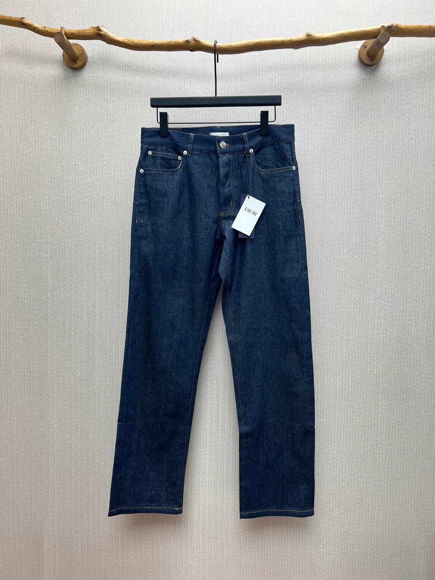 🅿️470 Dior 25ss new jeans are a new product of the 2025 winter men's wear series. They are decorated with the Dior love logo inspired by the Dior archives, paying tribute to Dior's heritage. Crafted from new navy blue cotton denim that's lightweight and soft, it's finished with a Dior Love leather signature at the back. An ideal piece this season, pair it with the cropped jacket from the same collection for a sophisticated look. Number of yards: 29.30.31.32.