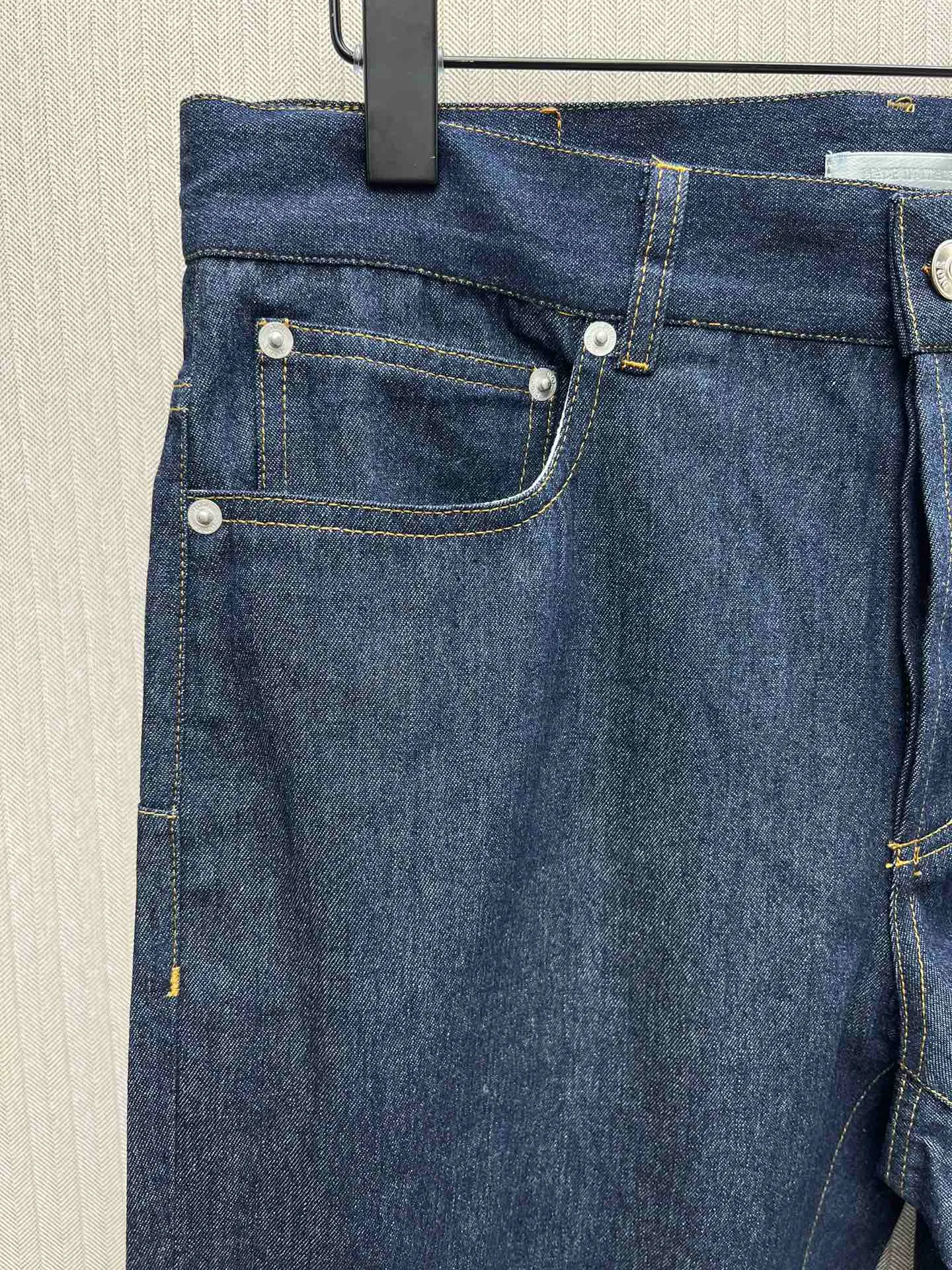 🅿️470 Dior 25ss new jeans are a new product of the 2025 winter men's wear series. They are decorated with the Dior love logo inspired by the Dior archives, paying tribute to Dior's heritage. Crafted from new navy blue cotton denim that's lightweight and soft, it's finished with a Dior Love leather signature at the back. An ideal piece this season, pair it with the cropped jacket from the same collection for a sophisticated look. Number of yards: 29.30.31.32.