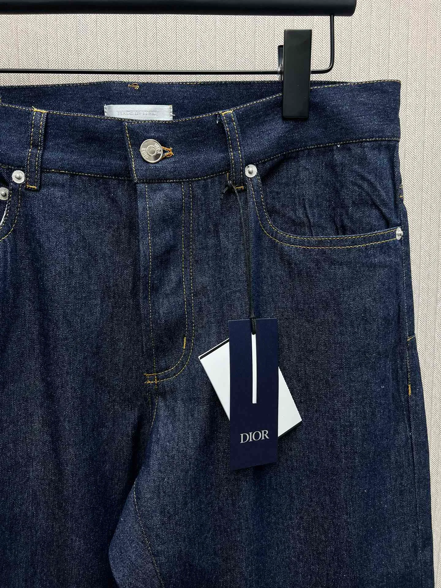 🅿️470 Dior 25ss new jeans are a new product of the 2025 winter men's wear series. They are decorated with the Dior love logo inspired by the Dior archives, paying tribute to Dior's heritage. Crafted from new navy blue cotton denim that's lightweight and soft, it's finished with a Dior Love leather signature at the back. An ideal piece this season, pair it with the cropped jacket from the same collection for a sophisticated look. Number of yards: 29.30.31.32.